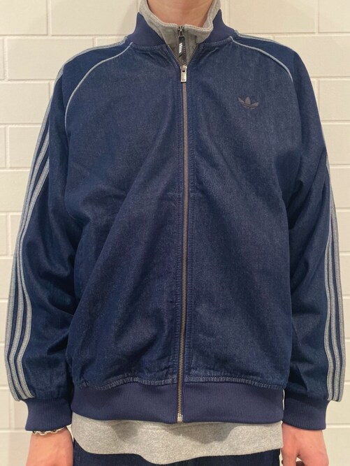 adidasアディカラー ルーズ トラックパンツ デニム ストーン、サンバ