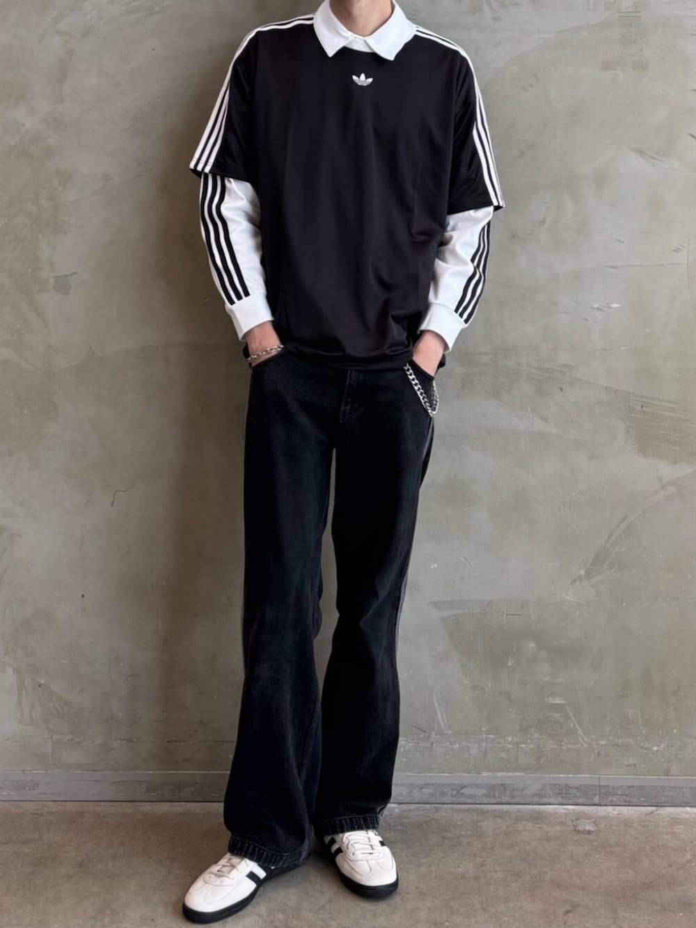 ホワイト系のポロシャツ、ブラック系のTシャツ/カットソー、ホワイト系のスニーカーを着用したメンズの夏コーディネートの2枚目の写真