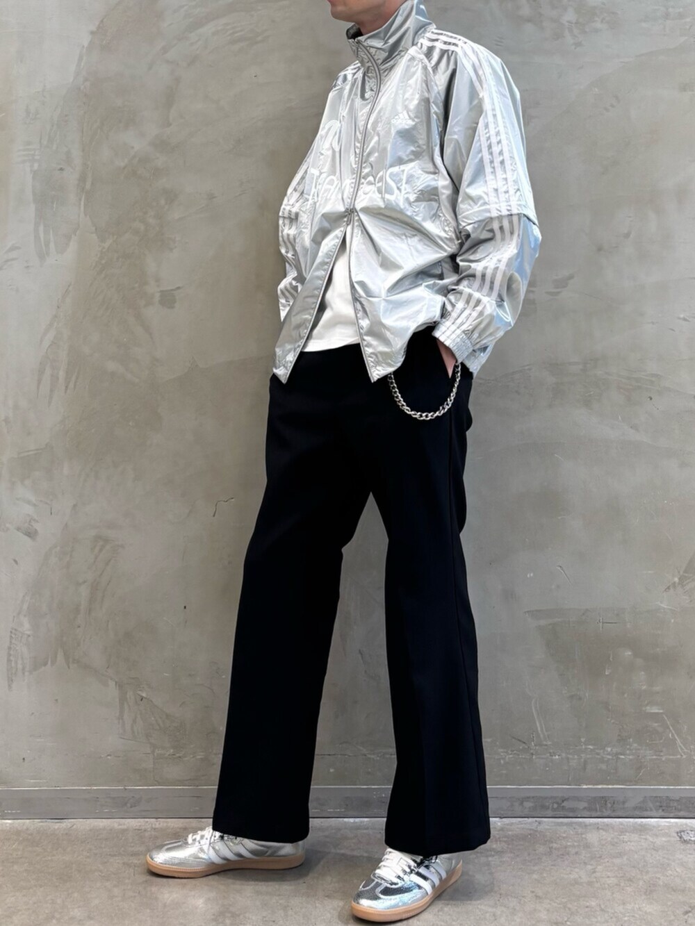 シルバー系のスニーカー、シルバー系のジャージを着用したメンズの夏コーディネートの2枚目の写真