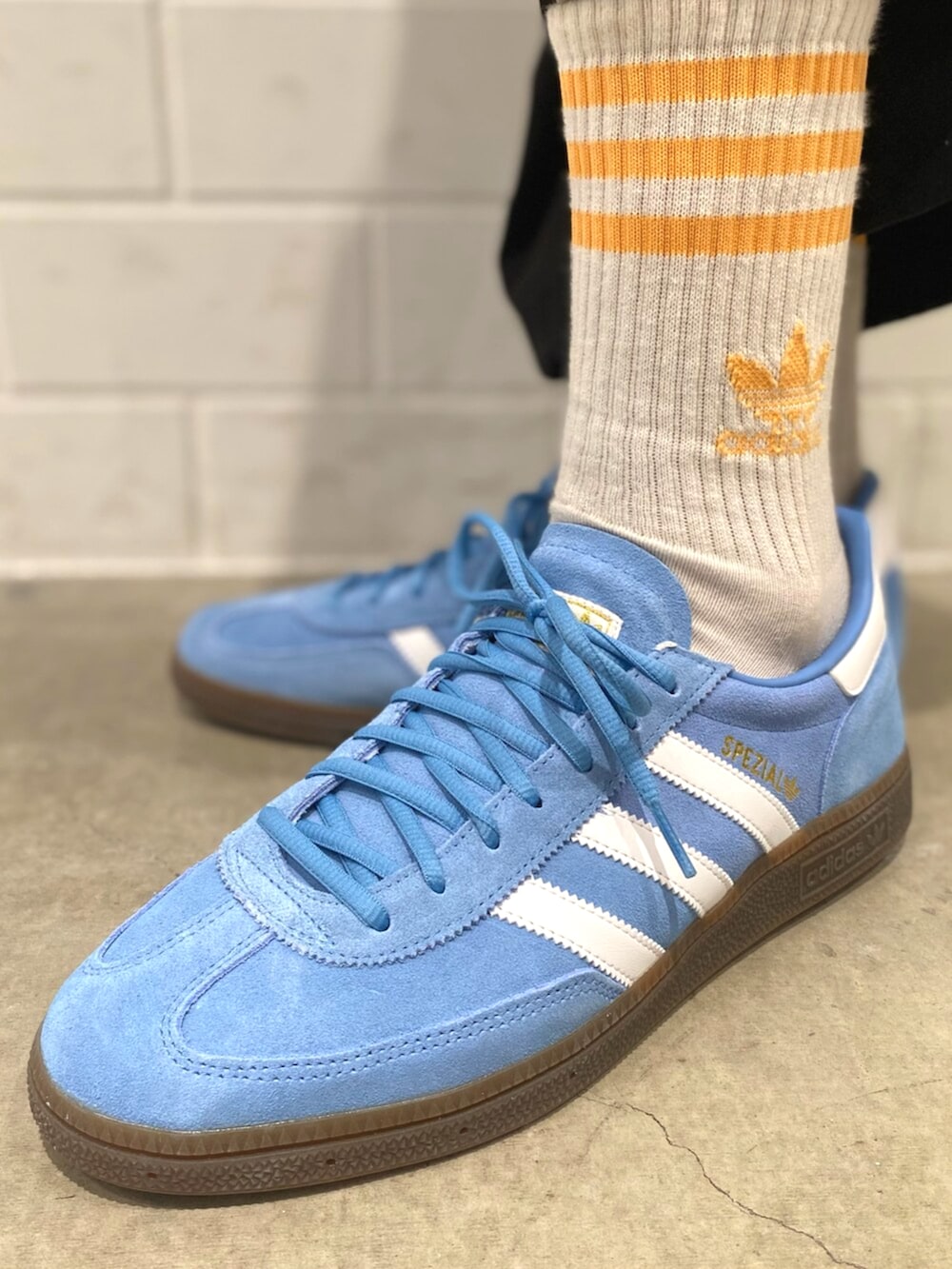 ブルー系のスニーカー、ブルー系のTシャツ/カットソーを着用したメンズの冬コーディネートの4枚目の写真