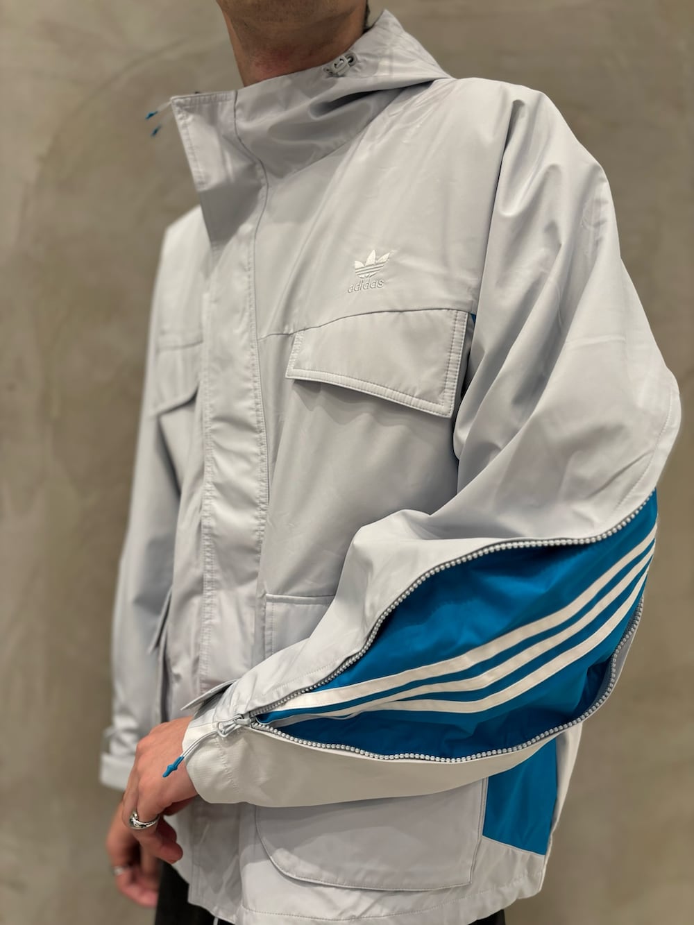 「スニーカー、ジャケット、adidas、アディダス、ナイロンジャケット、adidas originals、アディダスオリジナルス、ハンドボールスペツィアル、オーディナリーピープル、ORDINARY PEOPLE」｜「adidasのオーディナリーピープル ユーティリティフード付きジャケット（ジャケット/アウター、グレー系）」を使った、JNさん（メンズ・195cm）の秋コーディネートの2枚目の写真