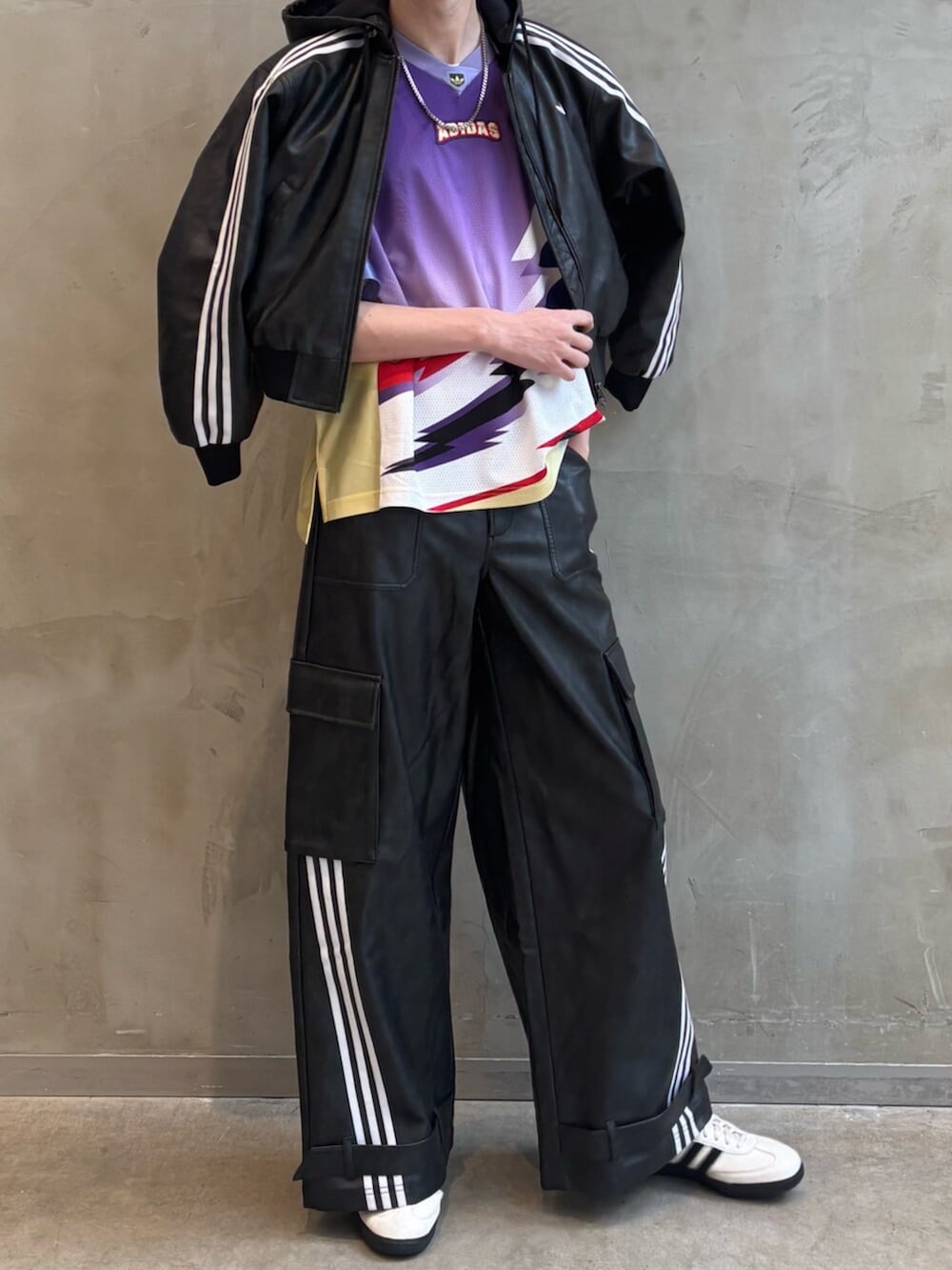 ブラック系のパンツ、ブラック系のブルゾン、ホワイト系のシューズを着用したメンズの冬コーディネートの2枚目の写真