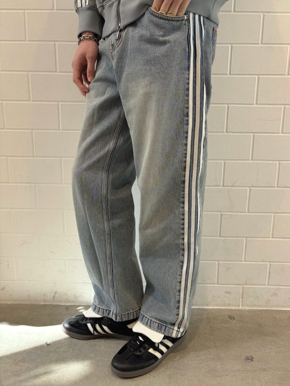 ブラック系のTシャツ/カットソー、ブルー系のデニムジャケット、ブルー系のデニムパンツを着用したメンズの春コーディネートの5枚目の写真