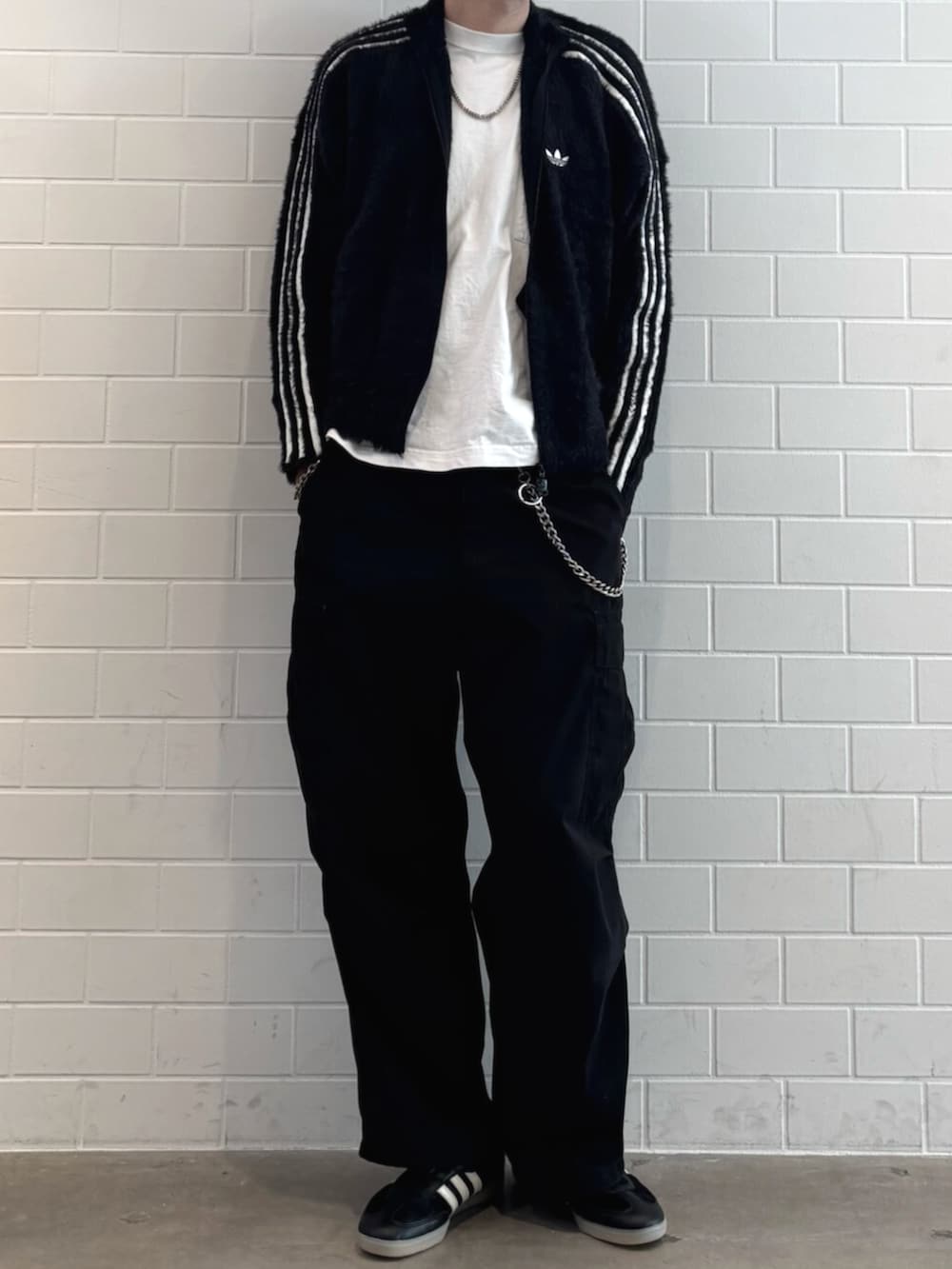 ブラック系のスニーカー、ブラック系のジャージを着用したメンズの秋コーディネートの2枚目の写真