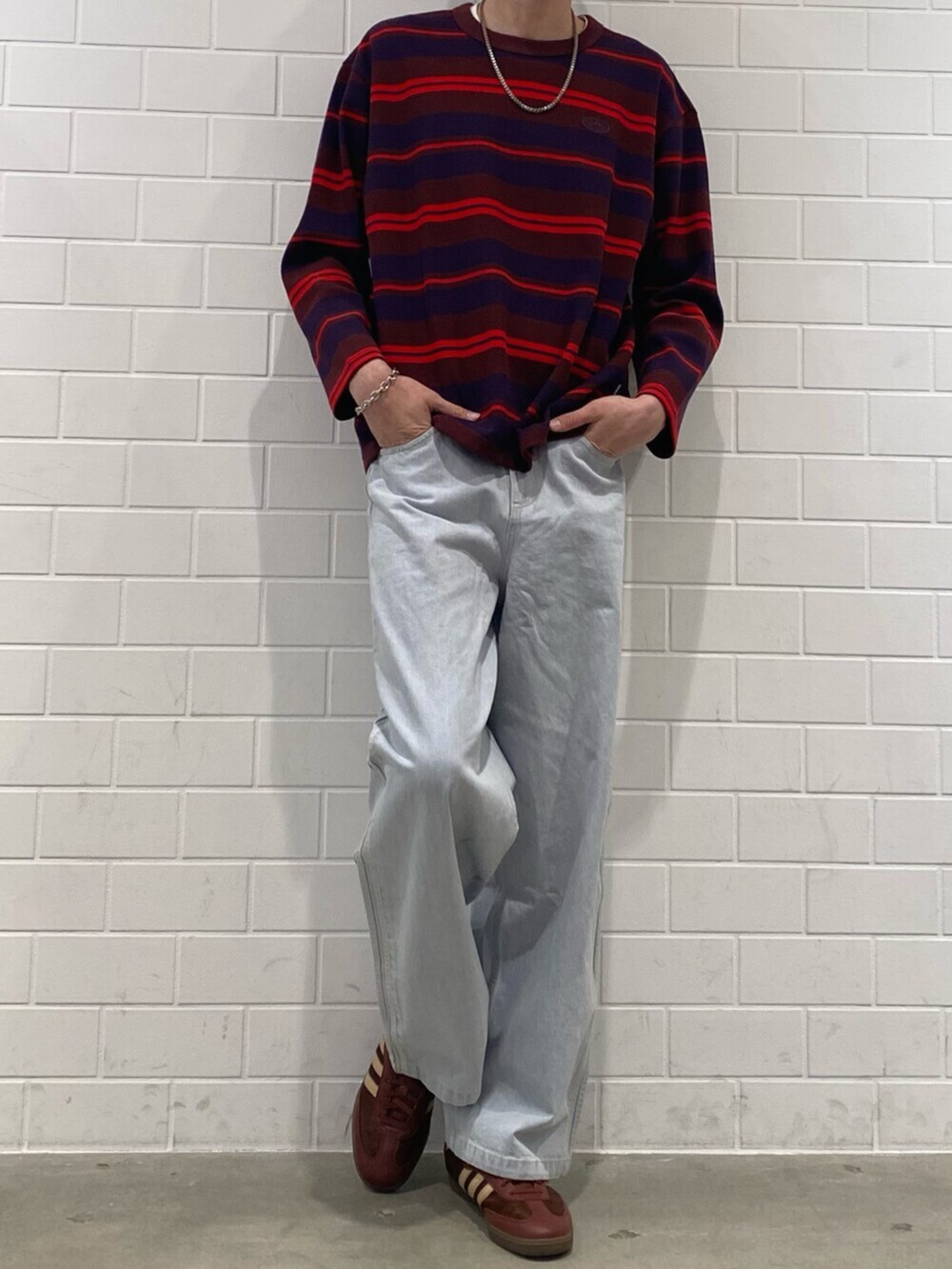 ブラウン系のスニーカー、レッド系のTシャツ/カットソー、ブルー系のその他パンツを着用したメンズの冬コーディネートの2枚目の写真