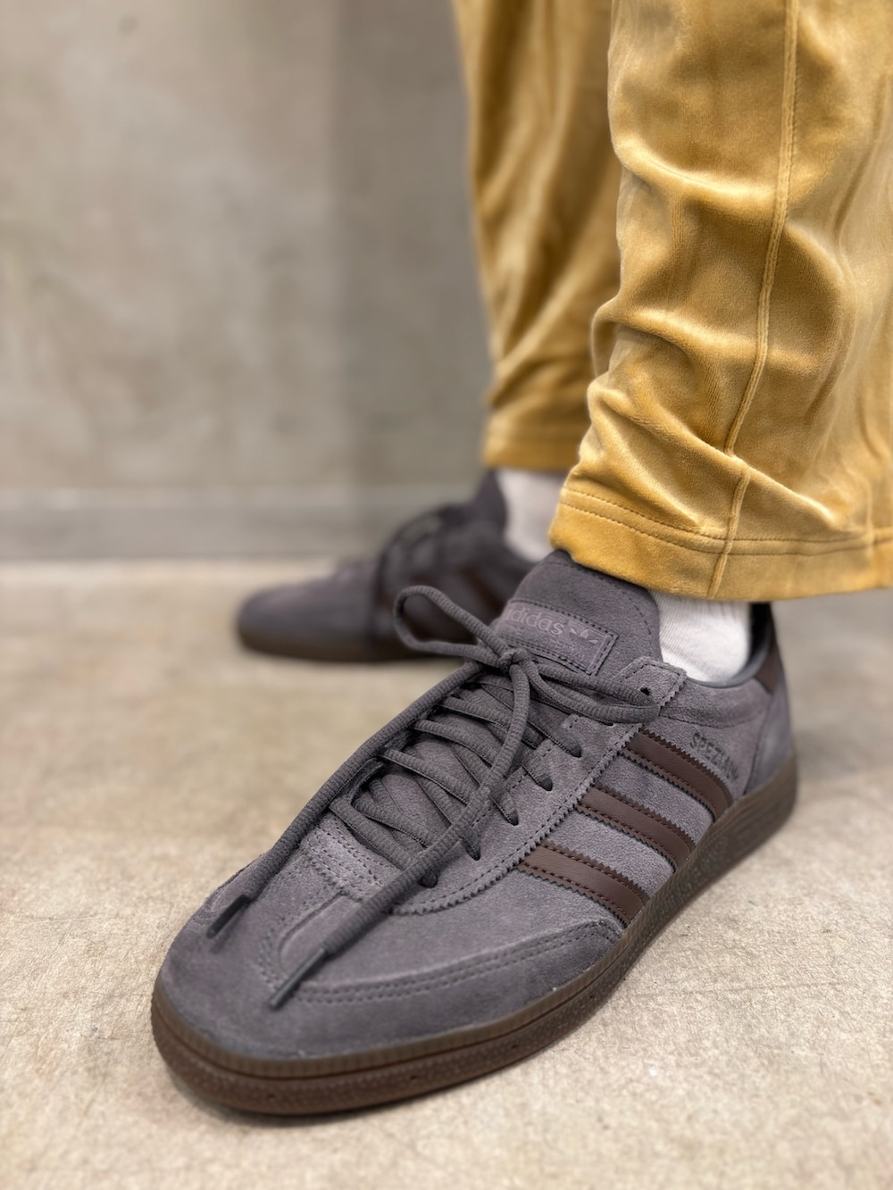 「スニーカー、adidas、ジャージ、アディダス、ベロア、トラックパンツ、adidas originals、アディダスオリジナルス、トラックトップ、ハンドボールスペツィアル」｜「adidasのアーカイブ トラックトップ / ジャージ / アディダスオリジナルス adidas Originals（ジャージ、ブラウン系）」を使った、JNさん（メンズ・195cm）の秋コーディネートの4枚目の写真