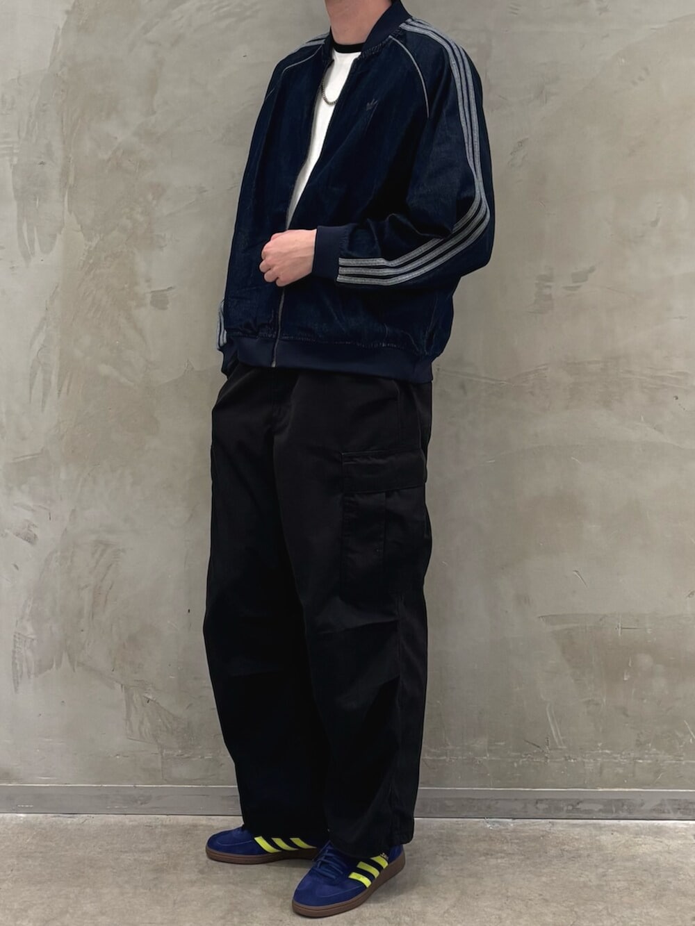 「adidas、adidas originals、アディダス、アディダスオリジナルス、スニーカー、デニムジャケット、SPEZIAL」｜「adidasのSST アディカラー ルーズ SST デニム ストーン（デニムジャケット、ブルー系）」を使った、JNさん（メンズ・195cm）の夏コーディネートの2枚目の写真