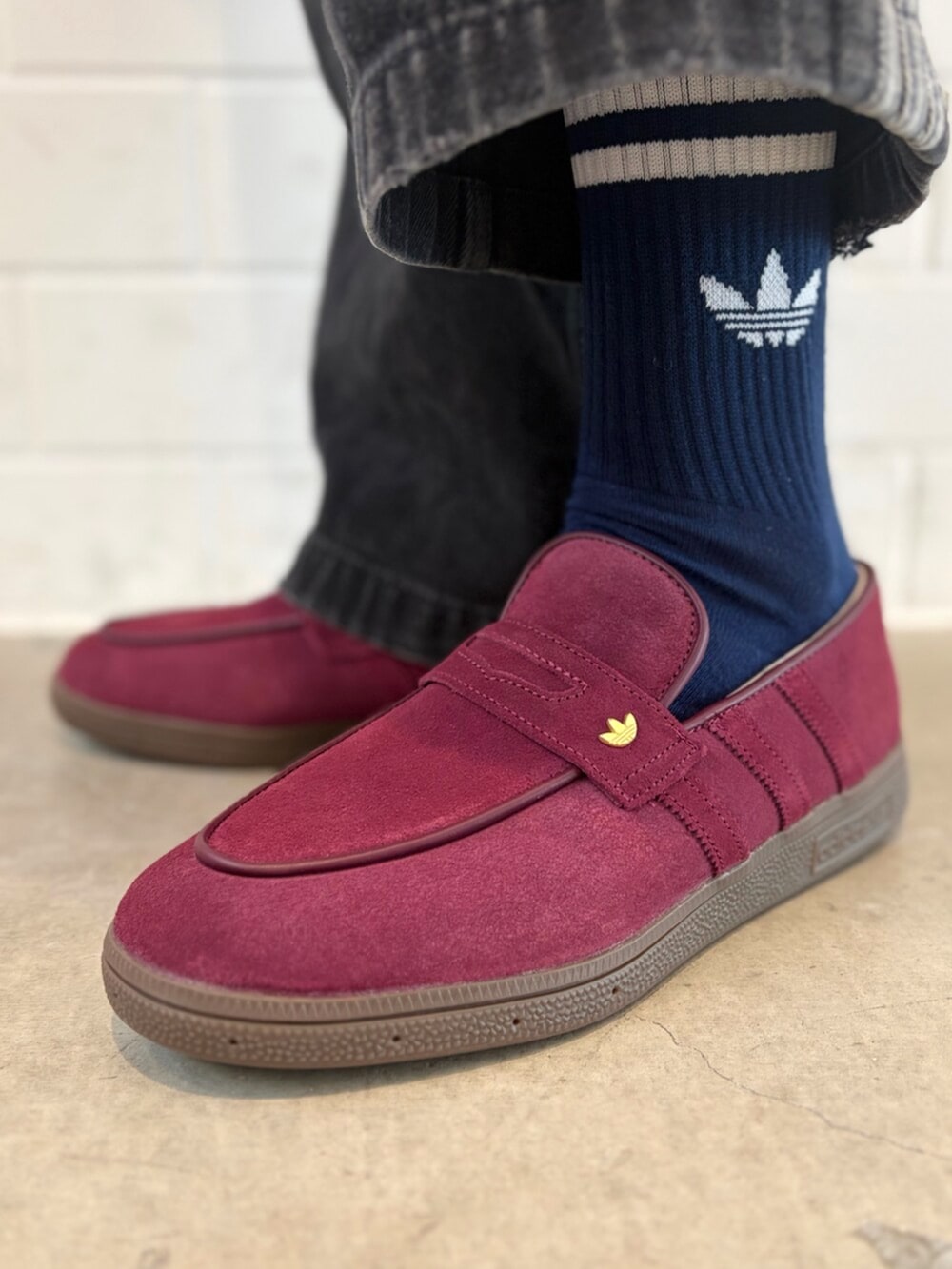 ブルー系のジャージ、ブラウン系のスニーカーを着用したメンズの春コーディネートの4枚目の写真