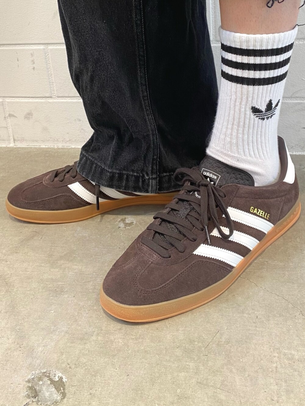 ブラック系のジャージ、ブラウン系のジャージ、ブラウン系のスニーカーを着用したメンズの冬コーディネートの6枚目の写真