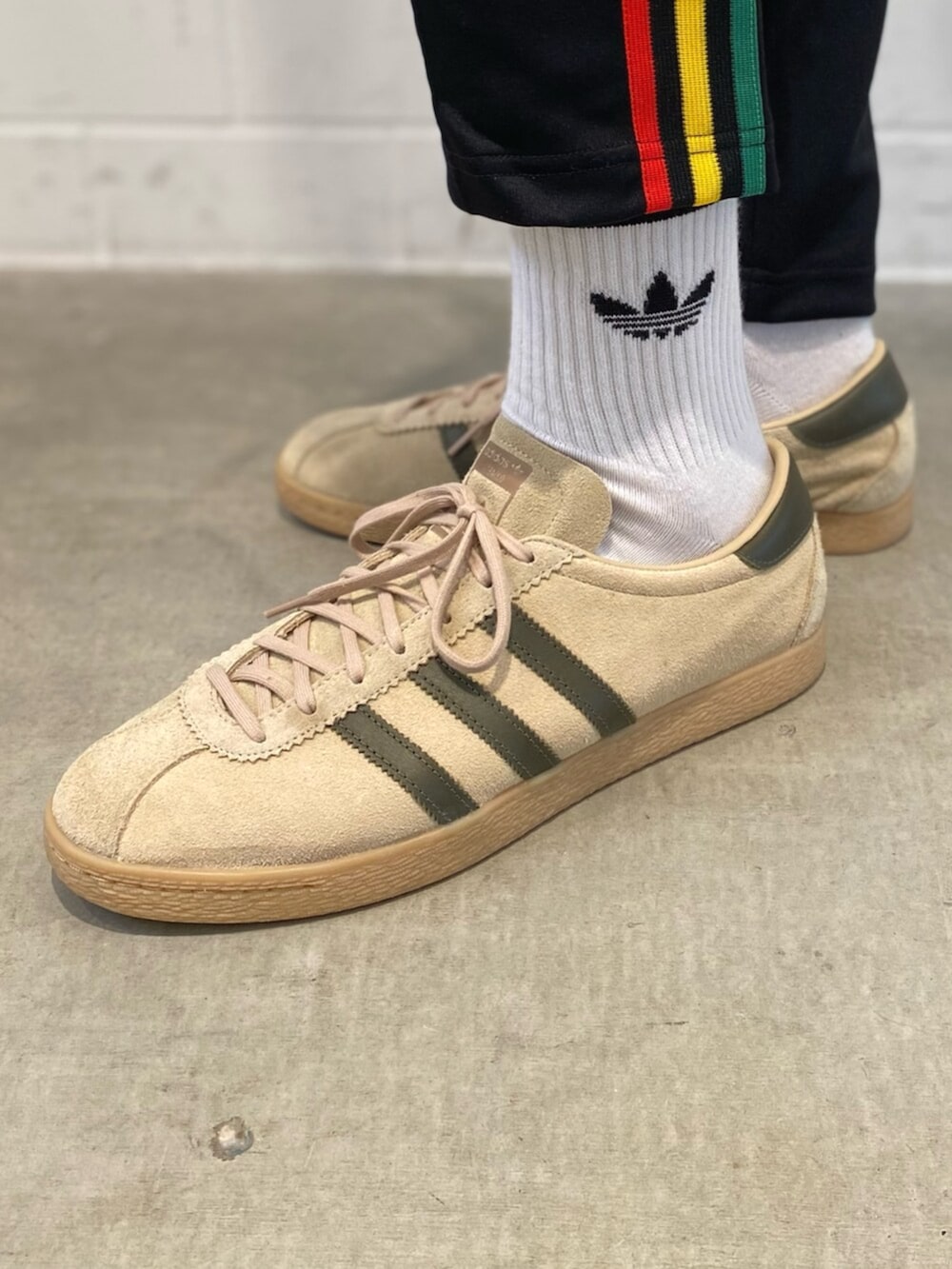 ベージュ系のスニーカー、ブラック系のジャージ、ブラック系のスウェットパンツを着用したメンズの冬コーディネートの6枚目の写真