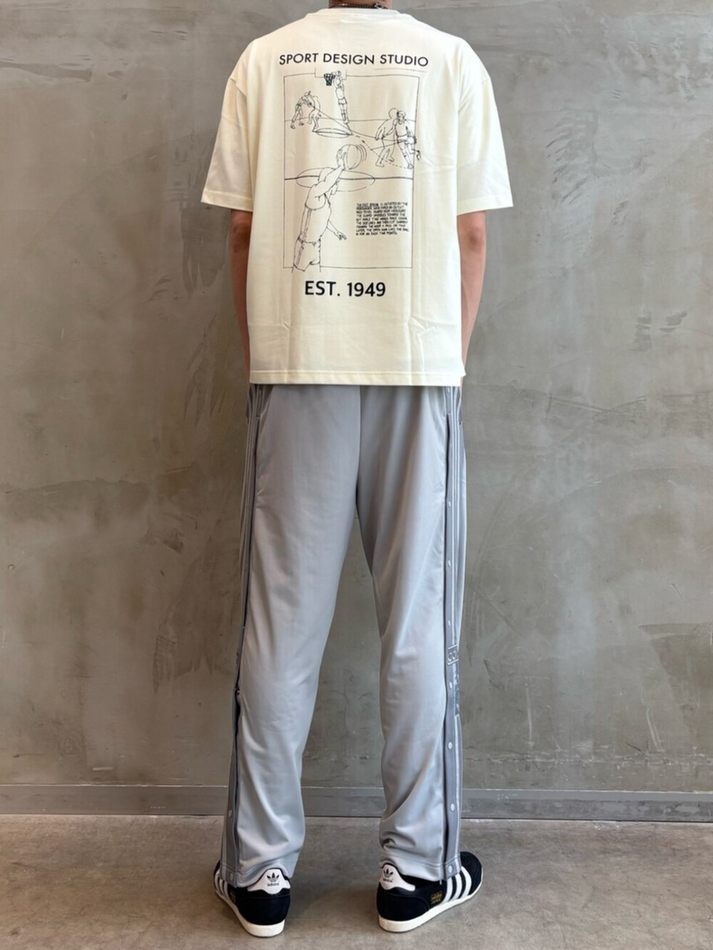 ブラック系のシューズ、グレー系のその他パンツ、ホワイト系のTシャツ/カットソーを着用したメンズの夏コーディネートの2枚目の写真