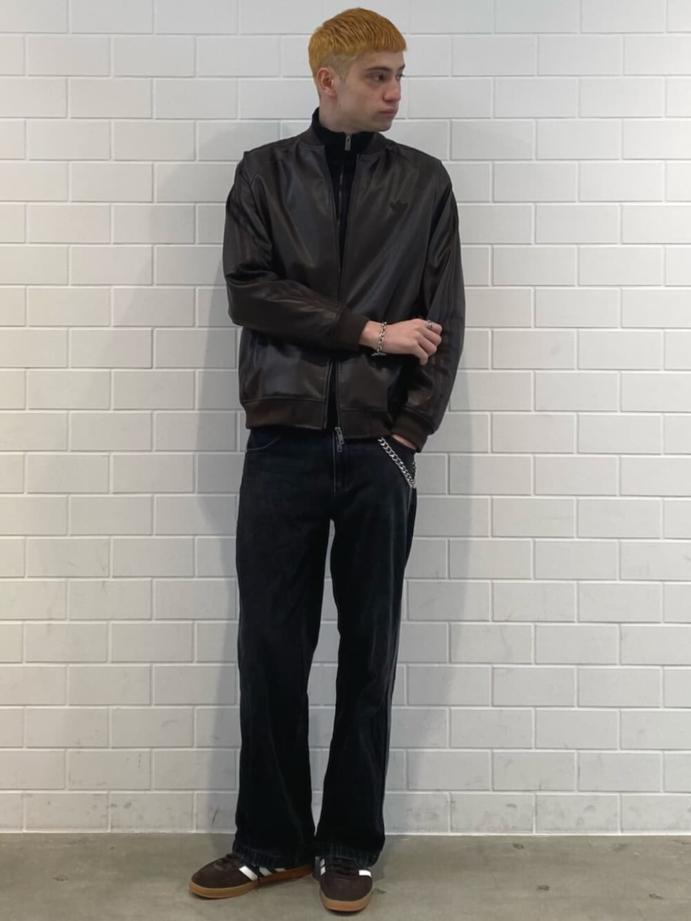 ブラック系のジャージ、ブラウン系のジャージ、ブラウン系のスニーカーを着用したメンズの冬コーディネートの3枚目の写真