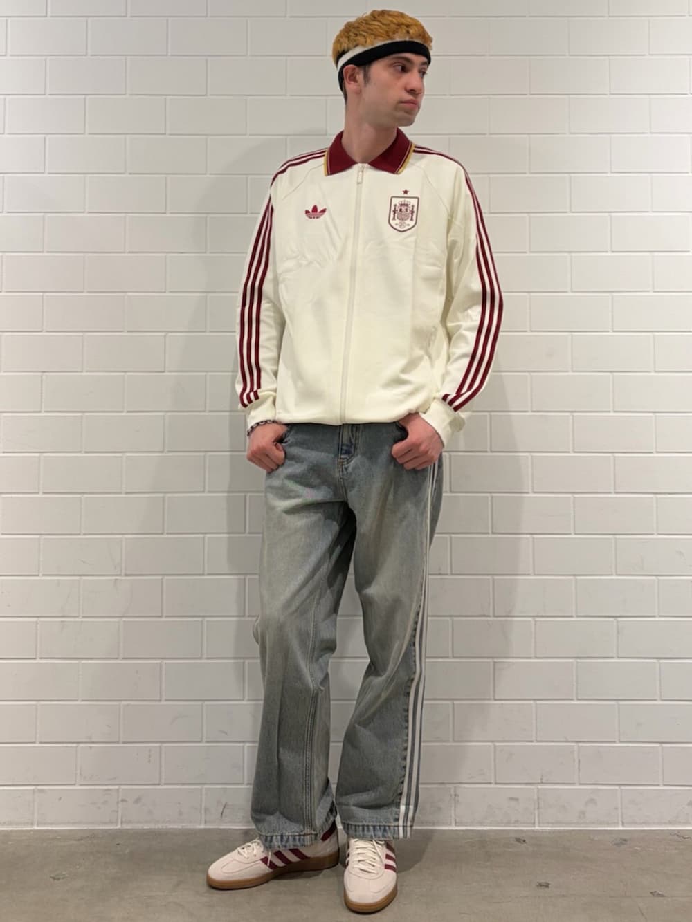 ブルー系のデニムパンツ、ホワイト系のトップス、ホワイト系のシューズを着用したメンズの春コーディネートの3枚目の写真