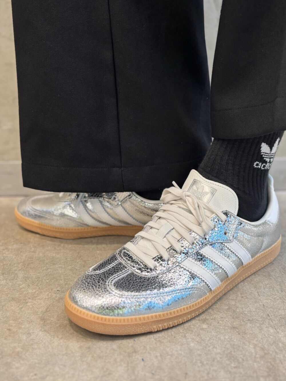 シルバー系のスニーカー、シルバー系のジャージを着用したメンズの夏コーディネートの6枚目の写真