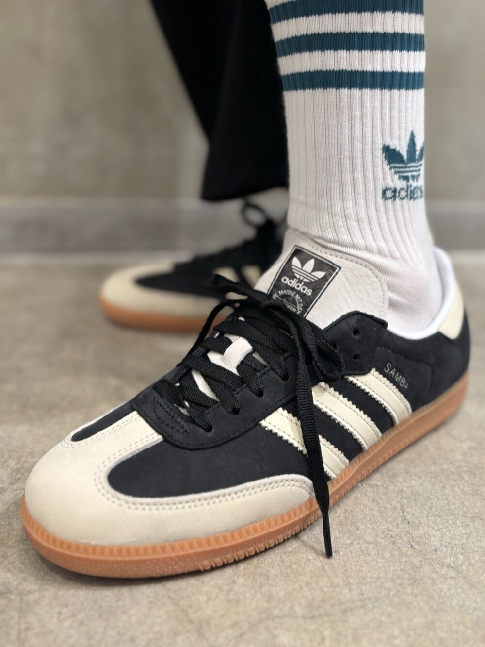 ブラック系のスニーカー、ホワイト系のTシャツ/カットソー、ブラック系のシャツ/ブラウスを着用したメンズの春コーディネートの6枚目の写真