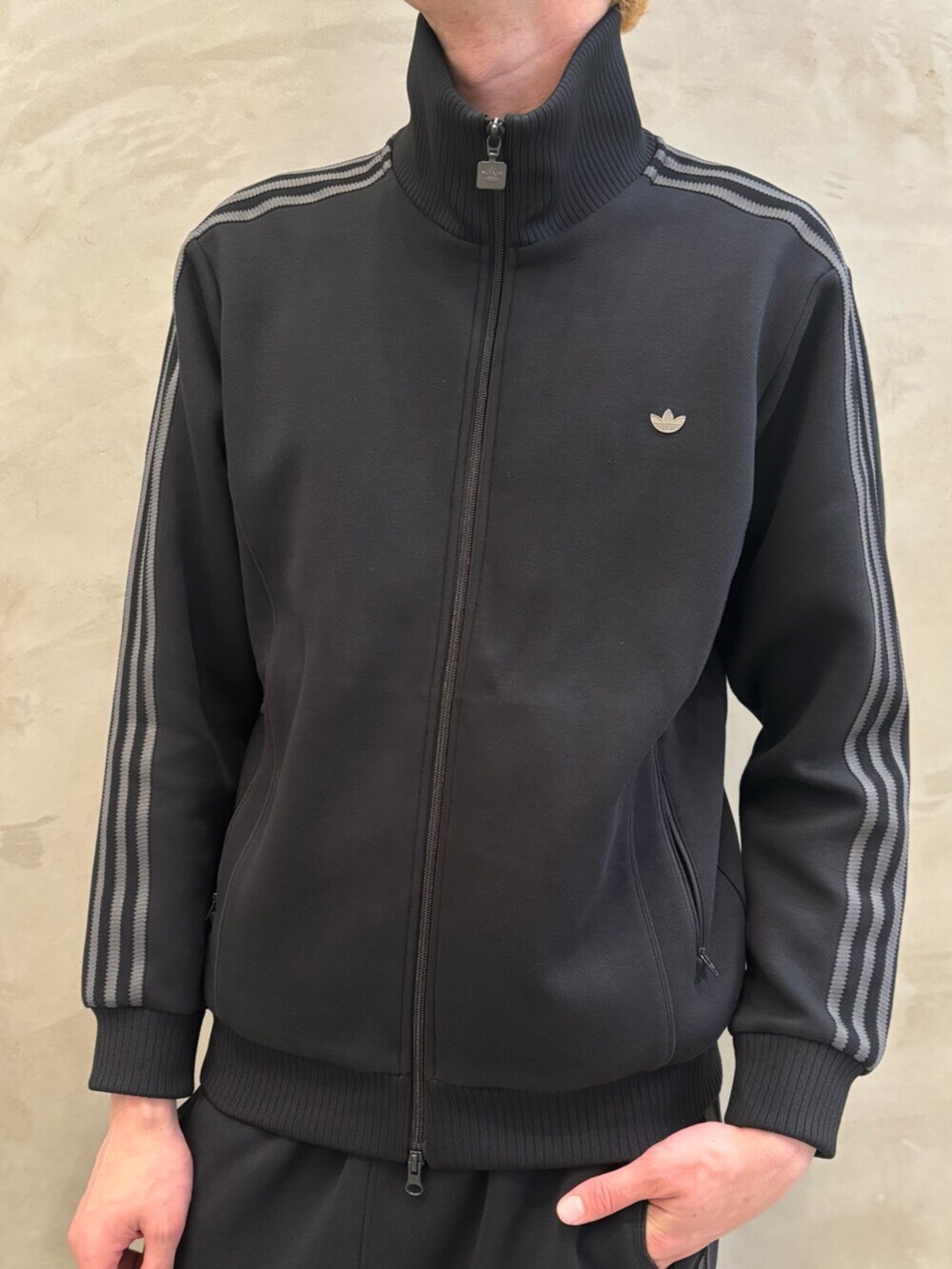 ブラック系のショルダーバッグ、ブラック系のシューズ、ブラック系のナイロンジャケットを着用したメンズの夏コーディネートの4枚目の写真