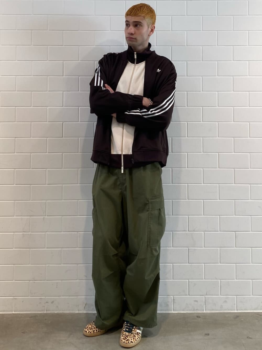 ホワイト系のジャージ、ブラウン系のジャージ、ベージュ系のスニーカーを着用したメンズの冬コーディネートの3枚目の写真