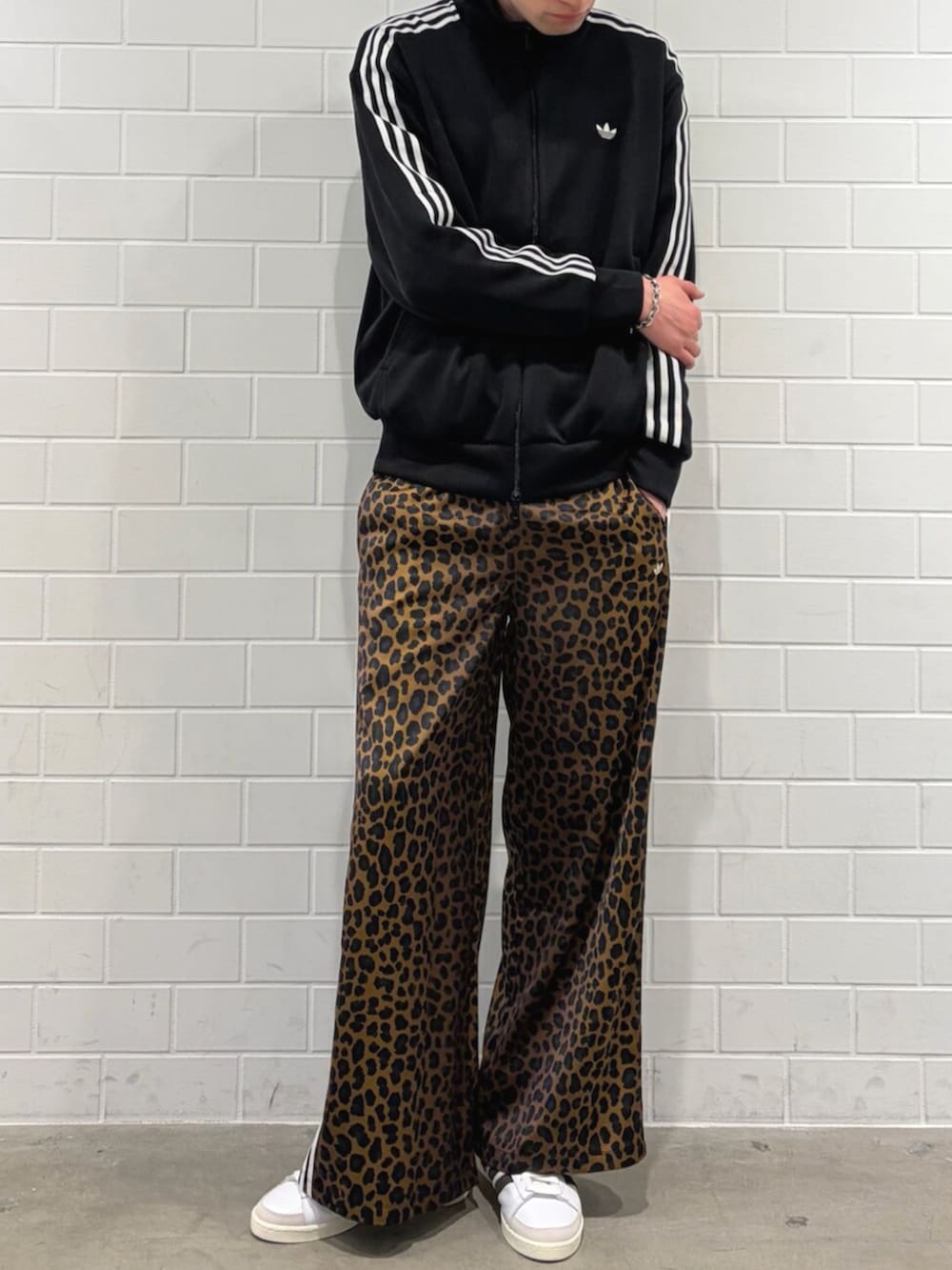 ブラック系のジャージ、ブラウン系のその他パンツ、ホワイト系のスニーカーを着用したメンズの春コーディネートの2枚目の写真