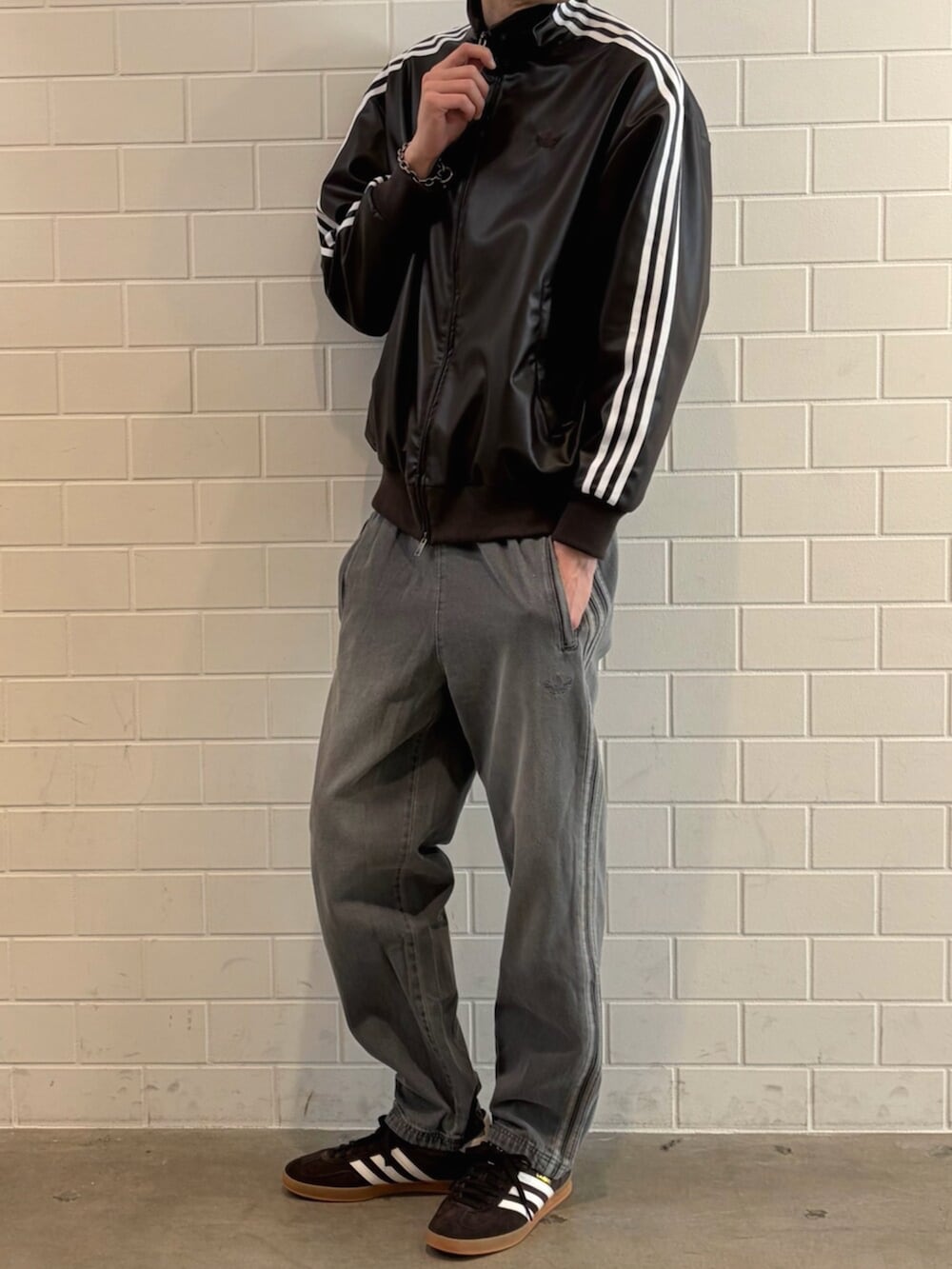 ブルー系のデニムパンツ、ブラウン系のジャージ、ブラウン系のシューズを着用したメンズの冬コーディネートの2枚目の写真