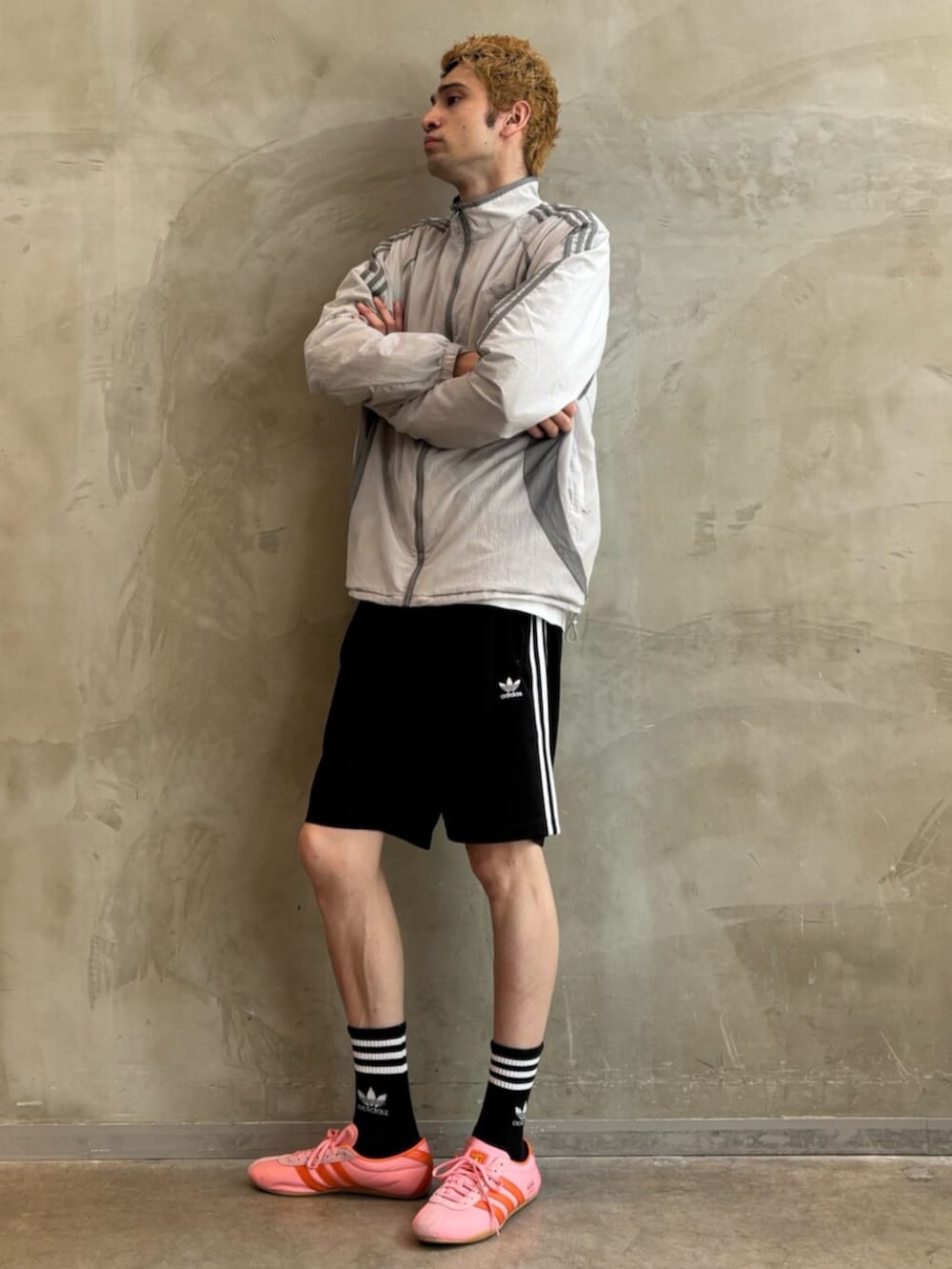 「adidas、adidas originals、アディダス、アディダスオリジナルス、スニーカー、ジャージ、アディカラー、ショーツ、チームガイスト、TOKYO、lowprofile」｜「adidasのアディカラーファイヤーバードショーツ / ハーフパンツ / アディダスオリジナルス adidas Originals（その他パンツ、ブラック系）」を使った、JNさん（メンズ・195cm）の夏コーディネートの3枚目の写真