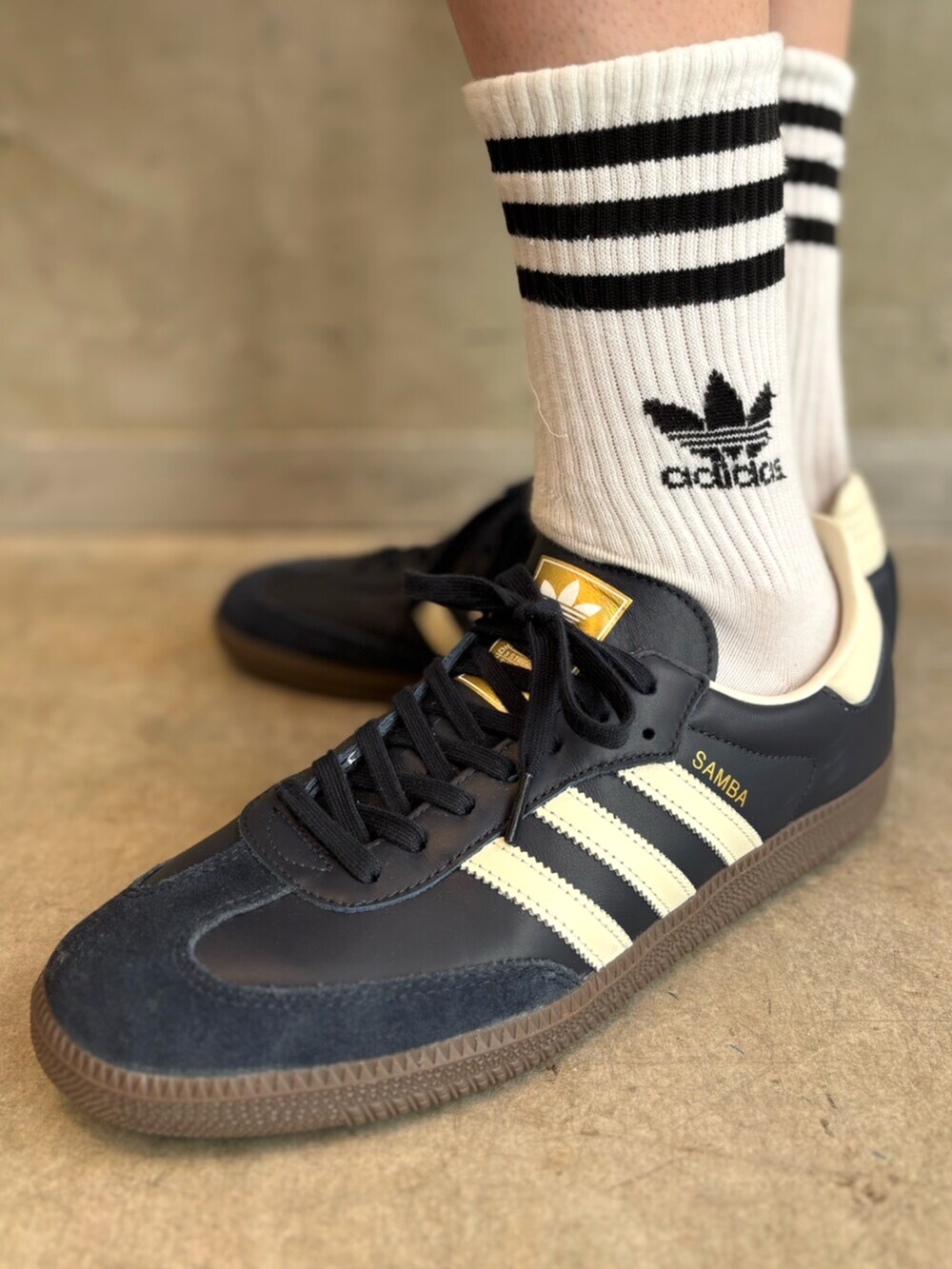 ブルー系のその他パンツ、ブルー系のジャージ、ブルー系のスニーカーを着用したメンズの夏コーディネートの6枚目の写真