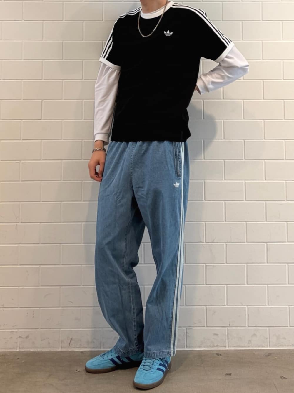 ブラック系のTシャツ/カットソー、ブルー系のシューズ、ブルー系のデニムパンツを着用したメンズの春コーディネートの2枚目の写真