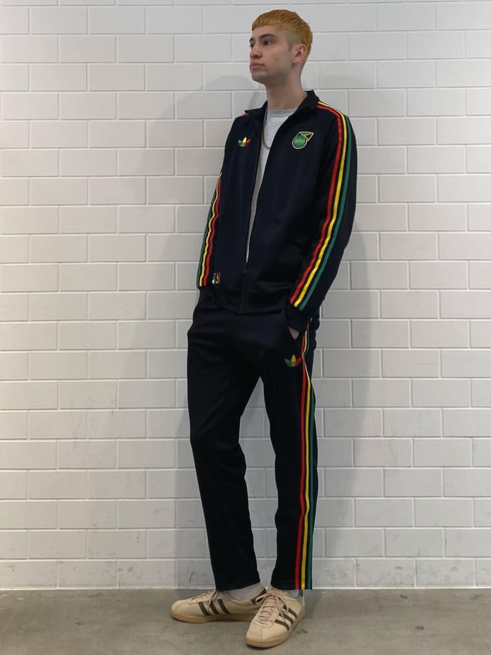 ベージュ系のスニーカー、ブラック系のジャージ、ブラック系のスウェットパンツを着用したメンズの冬コーディネートの3枚目の写真