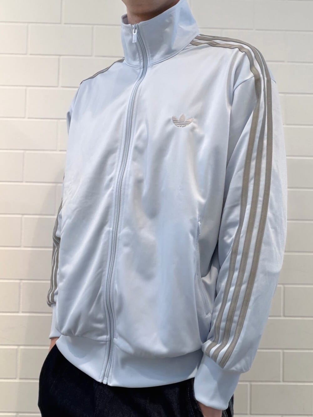 ブルー系のスニーカー、ブルー系のトップスを着用したメンズの春コーディネートの4枚目の写真