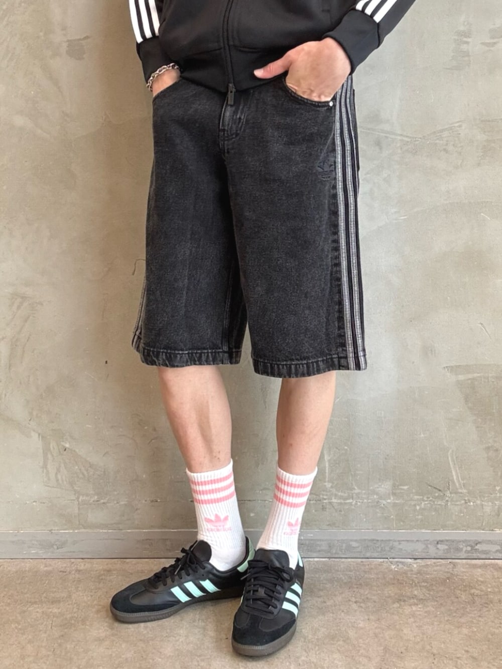 「adidas、adidas originals、アディダス、アディダスオリジナルス、スニーカー、ジャージ、デニムハーフパンツ、デニムパンツ、samba」｜「adidasのアディカラー クラシックス SSTトラックジャケット（ジャージ） / アディダスオリジナルス adidas Originals（ジャージ、ブラック系）」を使った、JNさん（メンズ・195cm）の夏コーディネートの5枚目の写真