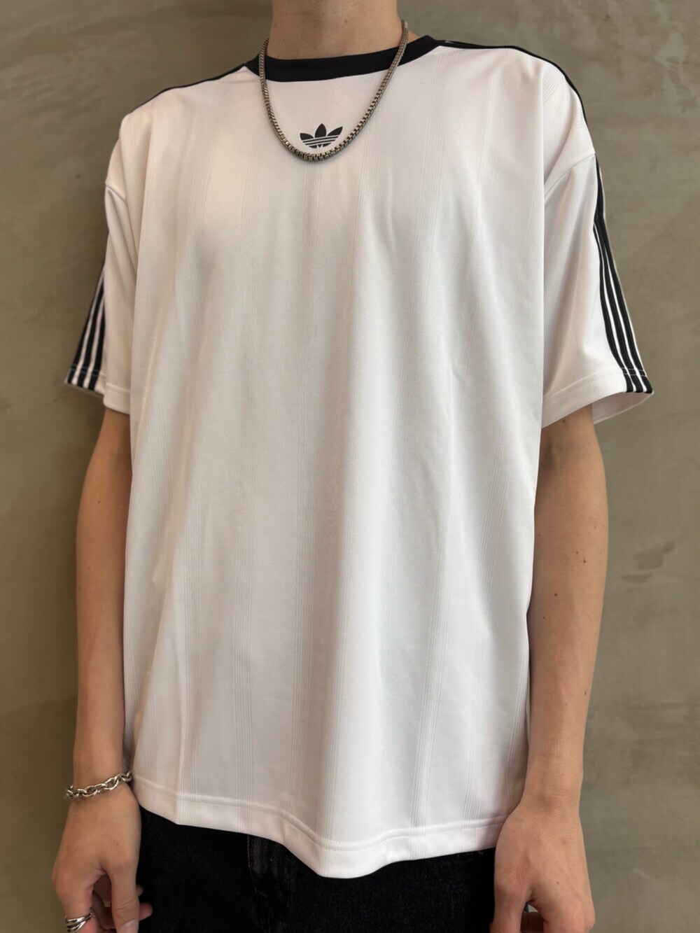 ホワイト系のTシャツ/カットソー、ブラック系のその他パンツ、ブラック系のスニーカーを着用したメンズの夏コーディネートの4枚目の写真