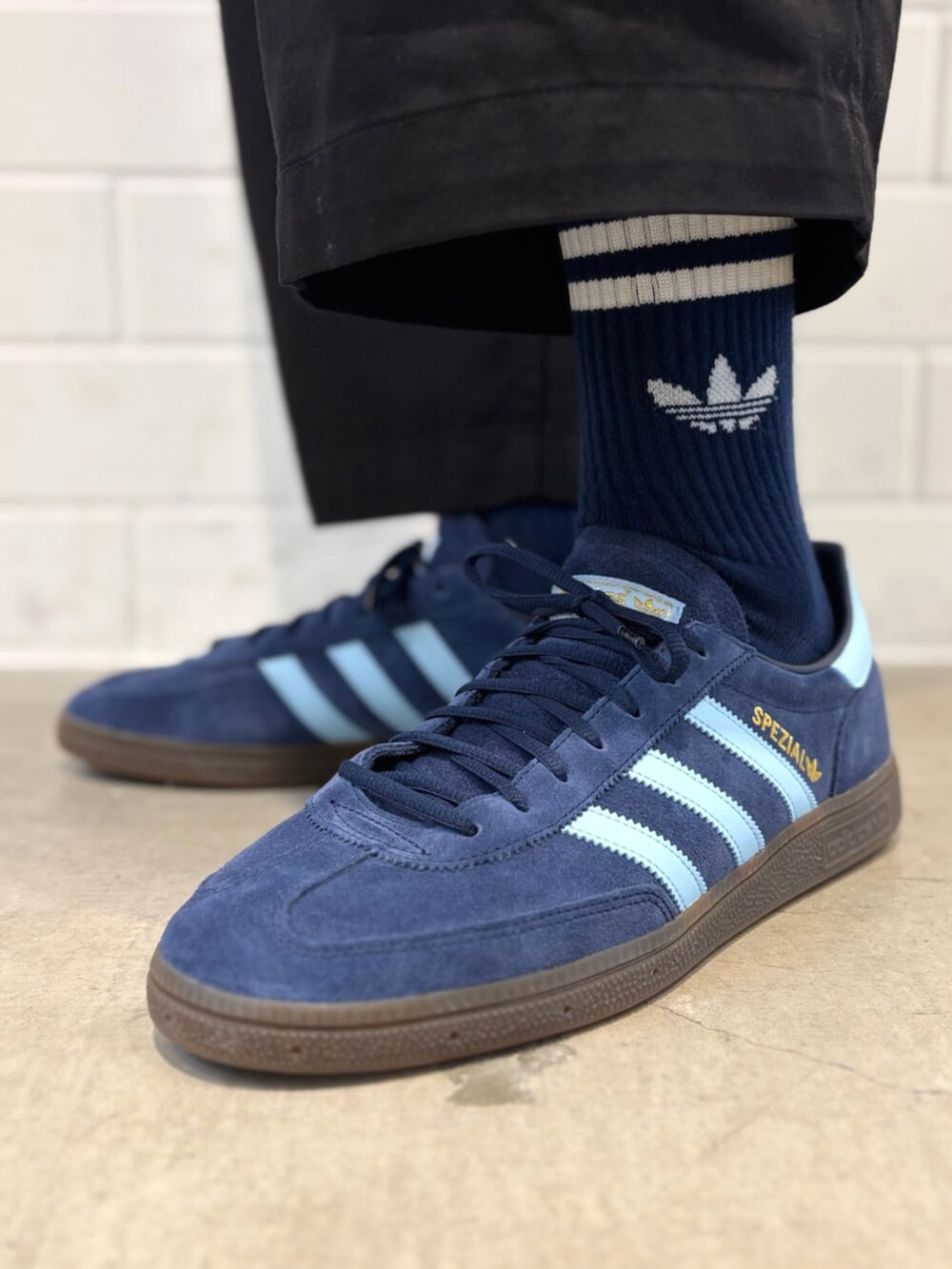 ブルー系のスニーカー、ブルー系のナイロンジャケットを着用したメンズの春コーディネートの4枚目の写真