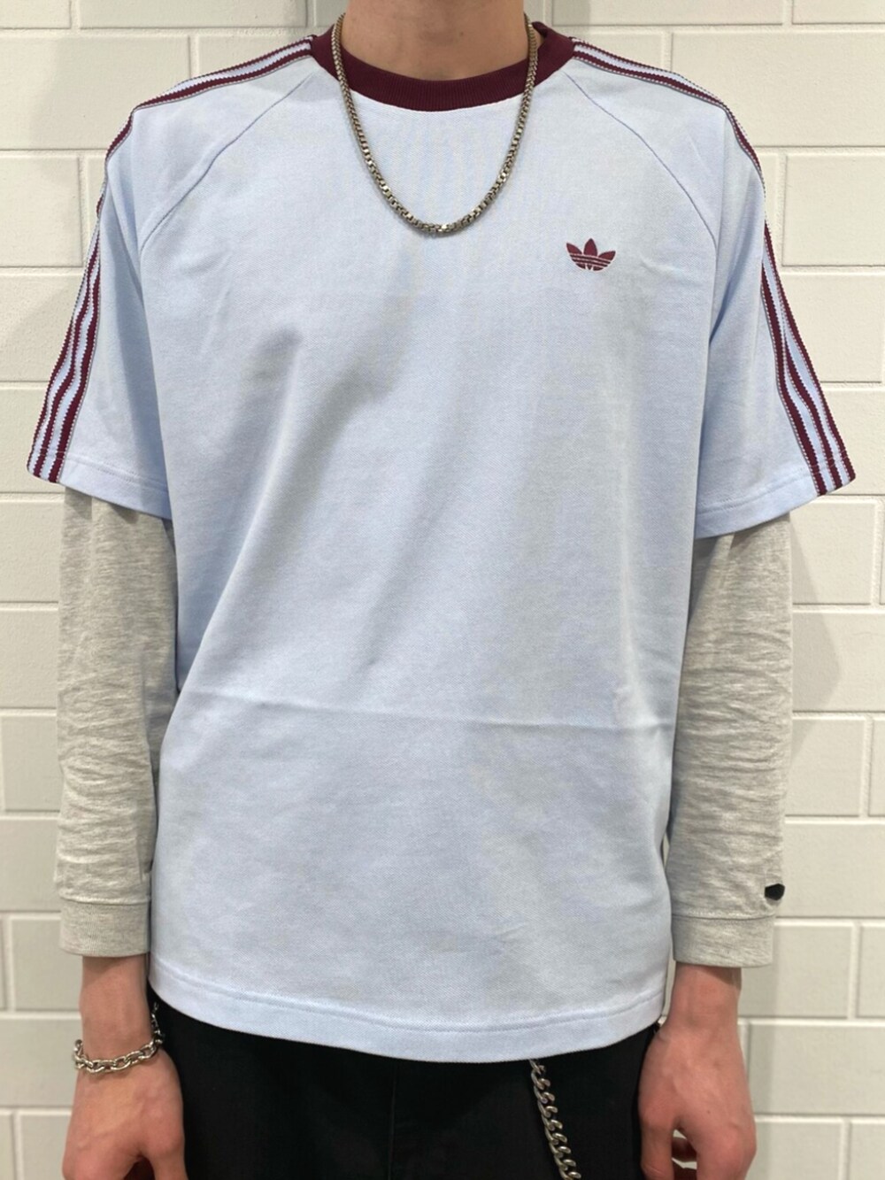 ブルー系のスニーカー、ブルー系のTシャツ/カットソーを着用したメンズの冬コーディネートの3枚目の写真