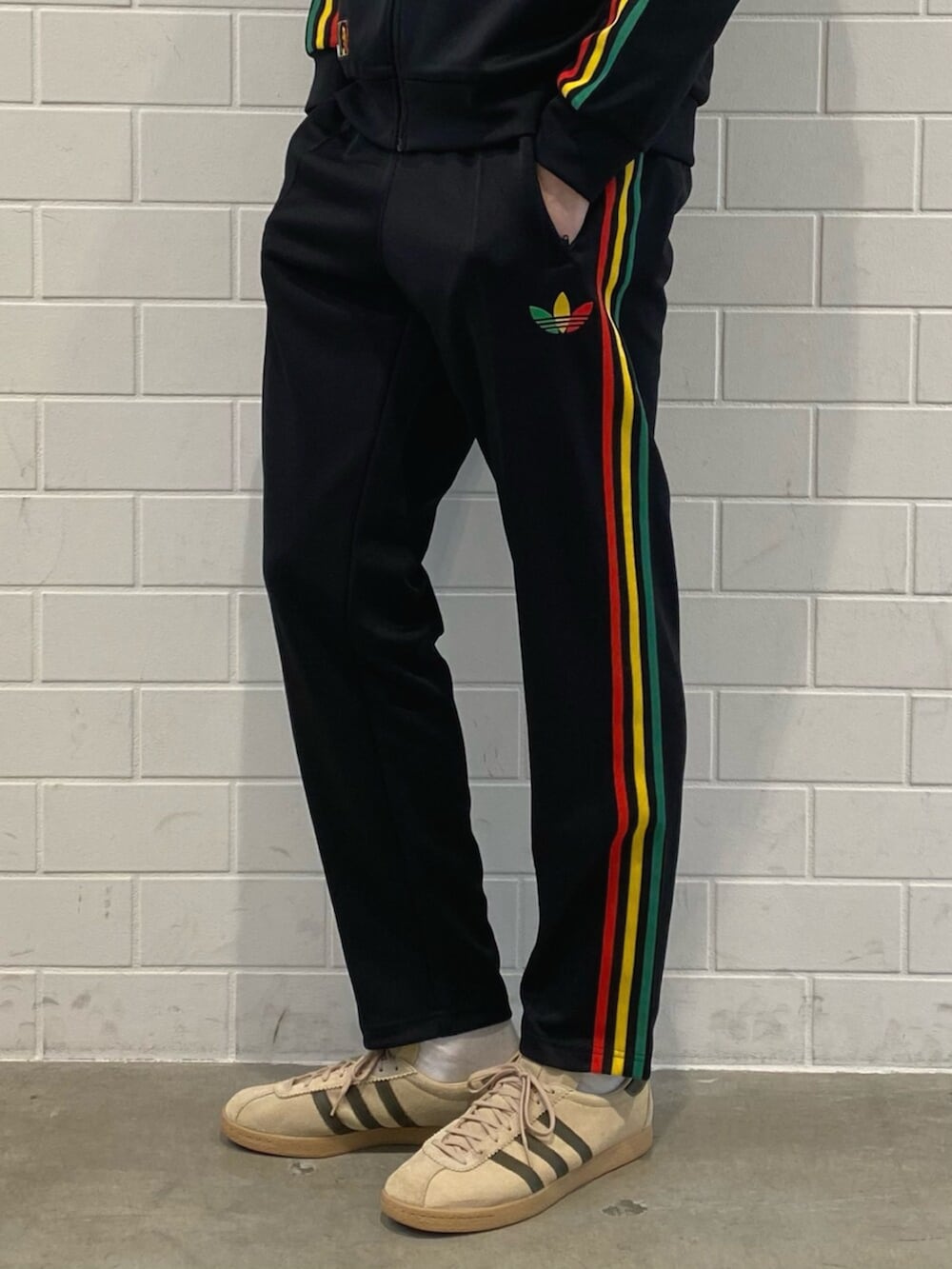 ベージュ系のスニーカー、ブラック系のジャージ、ブラック系のスウェットパンツを着用したメンズの冬コーディネートの5枚目の写真