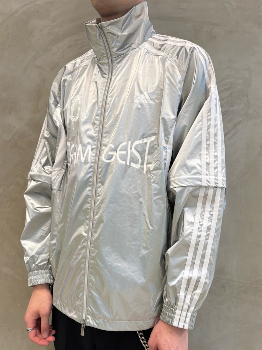 シルバー系のスニーカー、シルバー系のジャージを着用したメンズの夏コーディネートの4枚目の写真