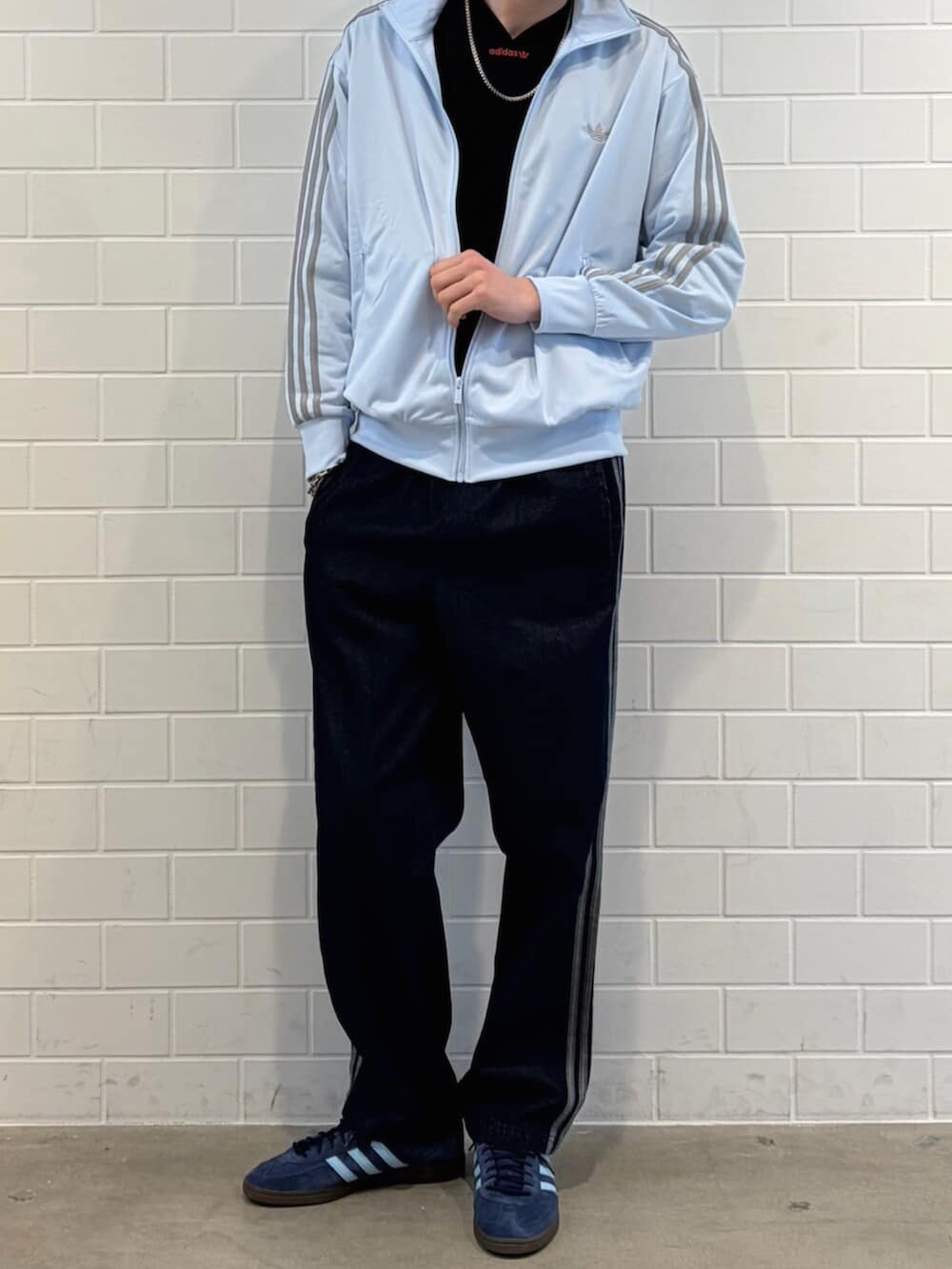 ブルー系のスニーカー、ブルー系のトップスを着用したメンズの春コーディネートの2枚目の写真