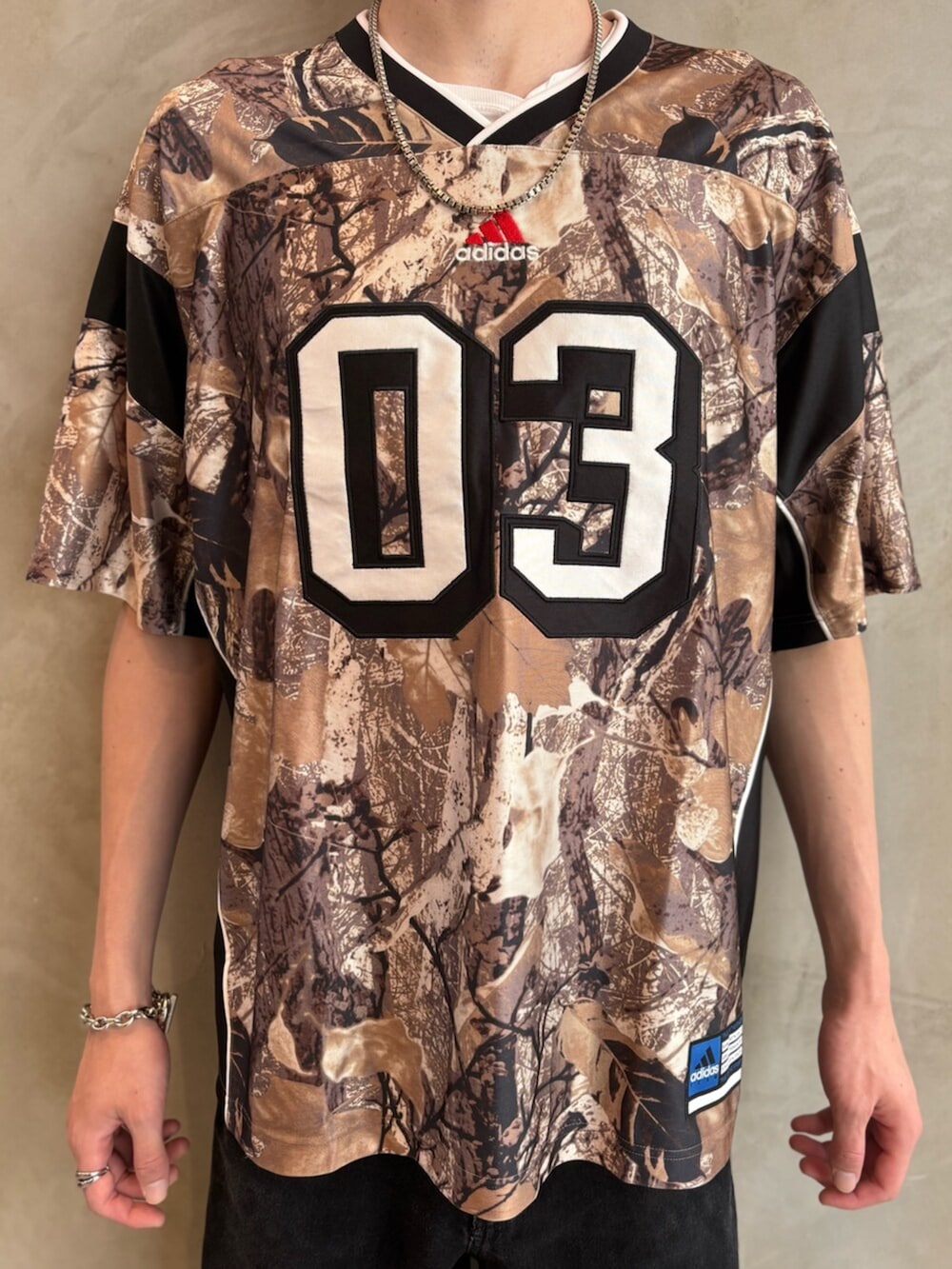 ブラック系のデニムパンツ、その他のTシャツ/カットソー、ブラック系のスニーカーを着用したメンズの夏コーディネートの4枚目の写真