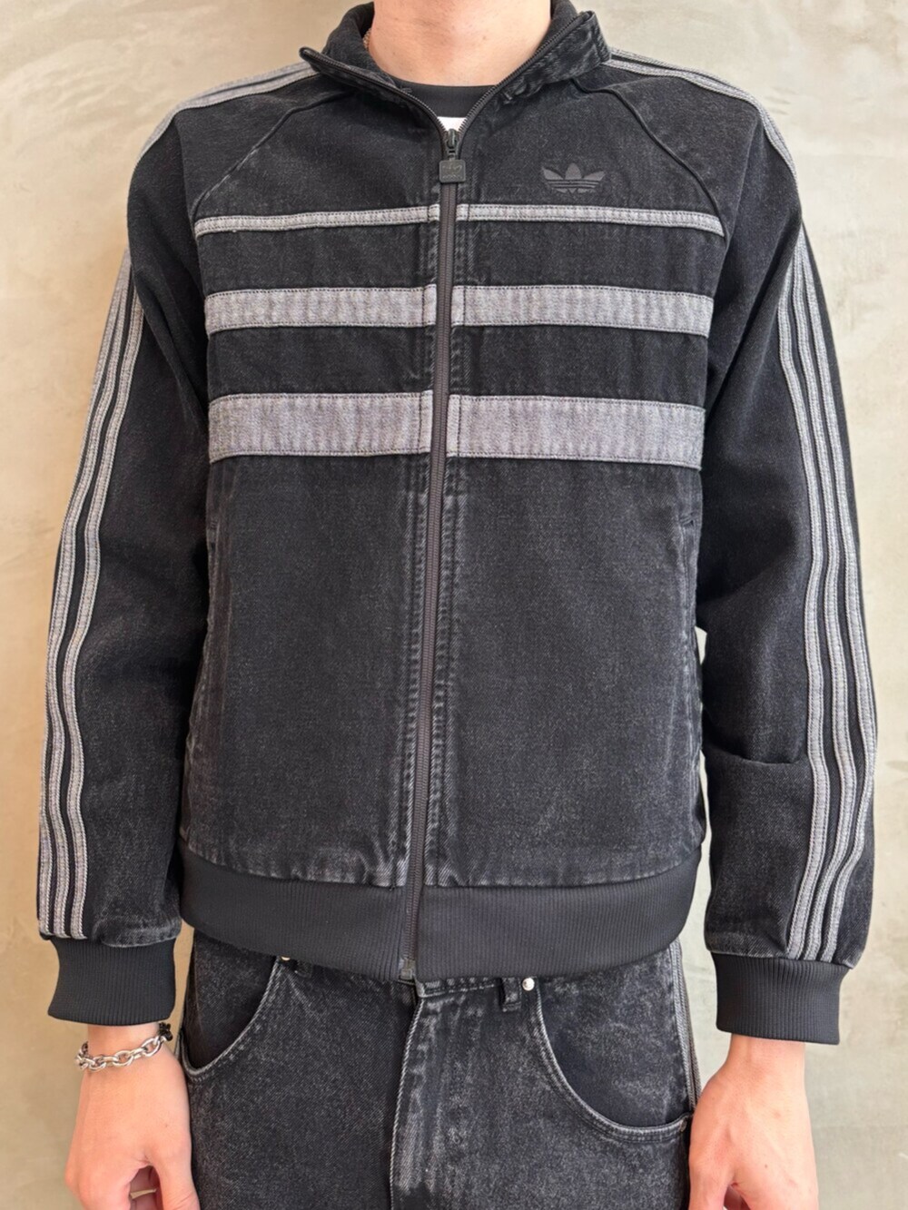 ホワイト系のTシャツ/カットソー、ブラック系のその他パンツ、ブラック系のスニーカーを着用したメンズの夏コーディネートの3枚目の写真