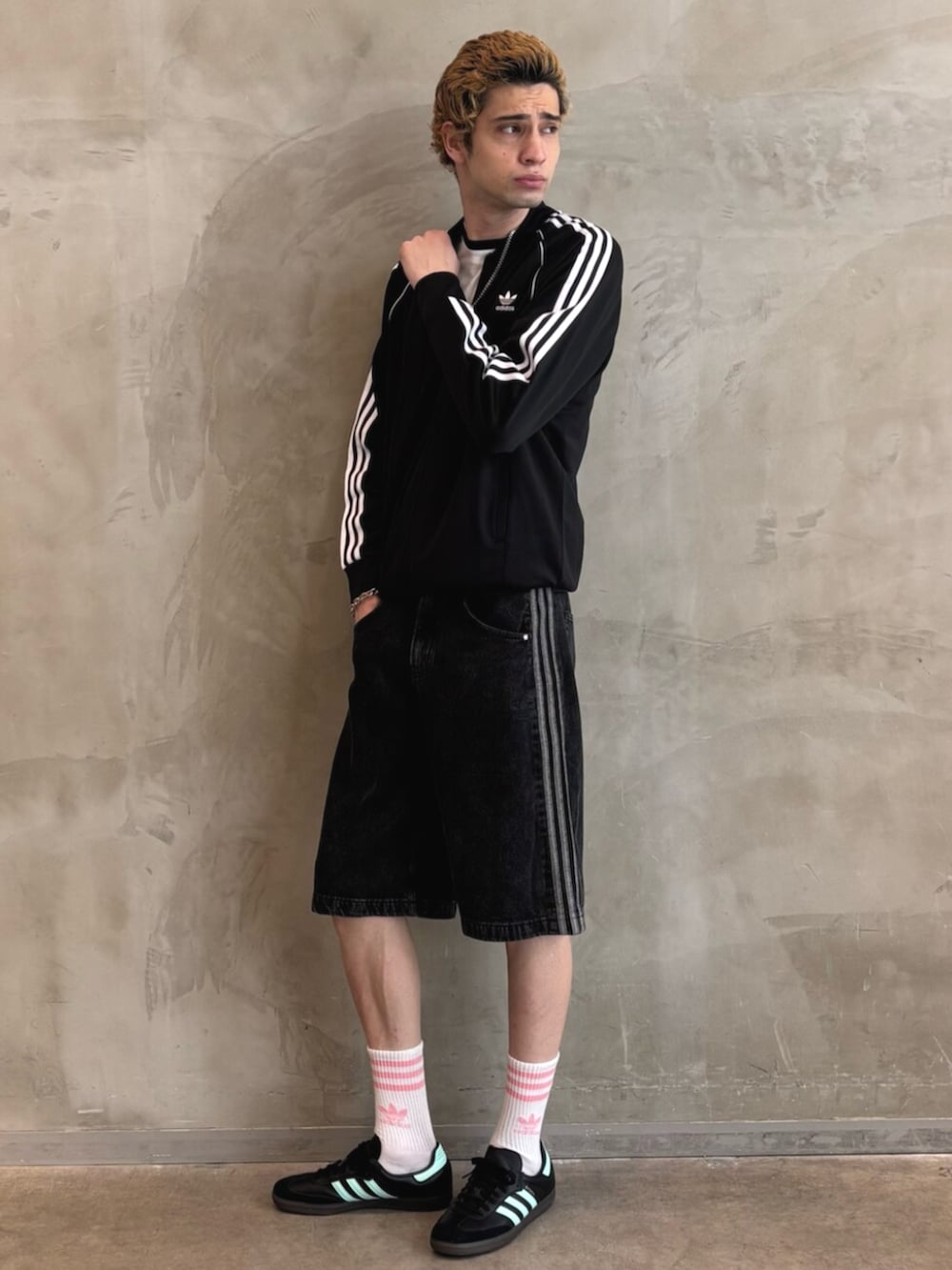 「adidas、adidas originals、アディダス、アディダスオリジナルス、スニーカー、ジャージ、デニムハーフパンツ、デニムパンツ、samba」｜「adidasのアディカラー クラシックス SSTトラックジャケット（ジャージ） / アディダスオリジナルス adidas Originals（ジャージ、ブラック系）」を使った、JNさん（メンズ・195cm）の夏コーディネートの3枚目の写真