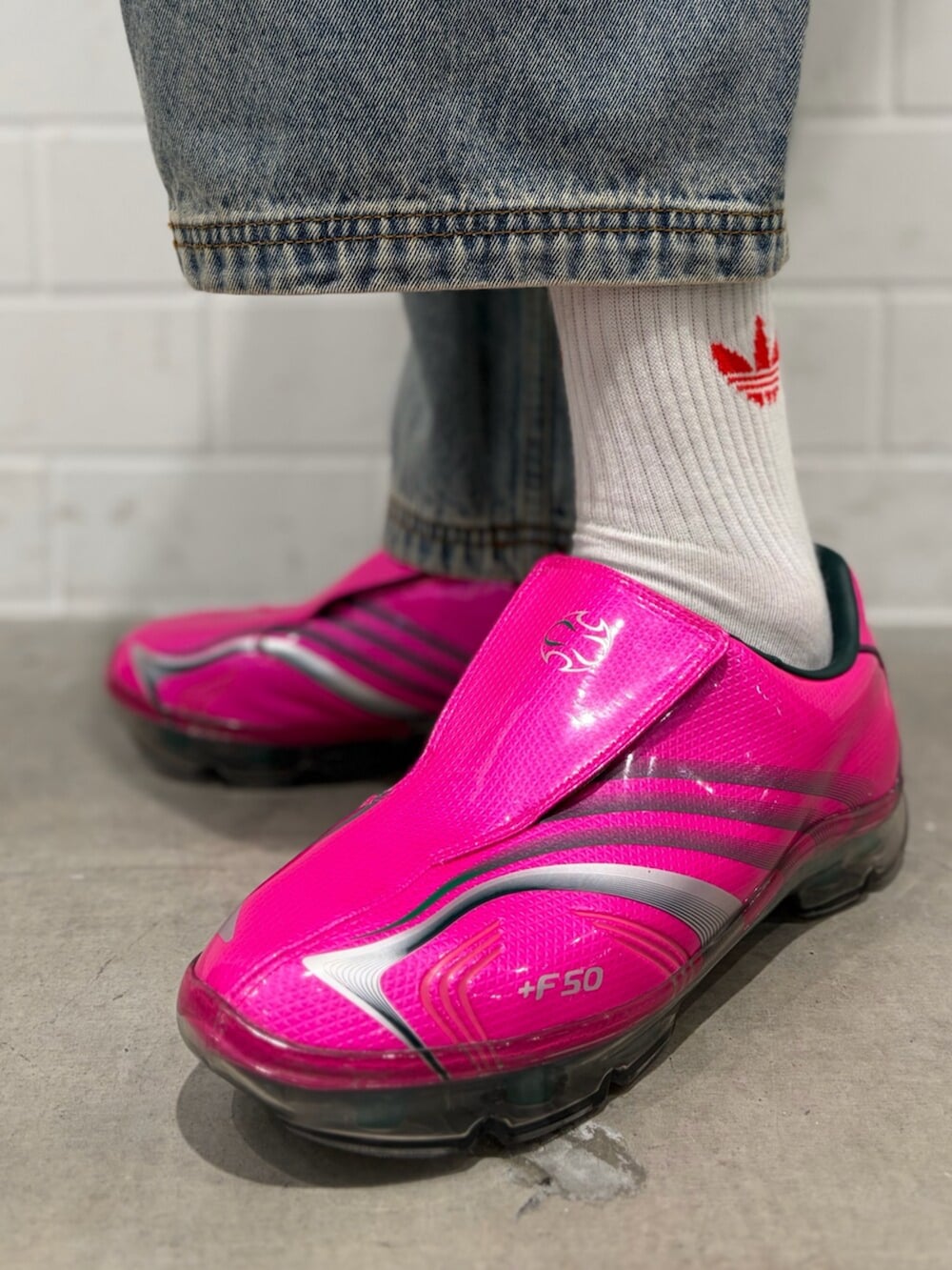 ブルー系のデニムパンツ、ブラック系のTシャツ/カットソー、ピンク系のシューズを着用したメンズの春コーディネートの6枚目の写真