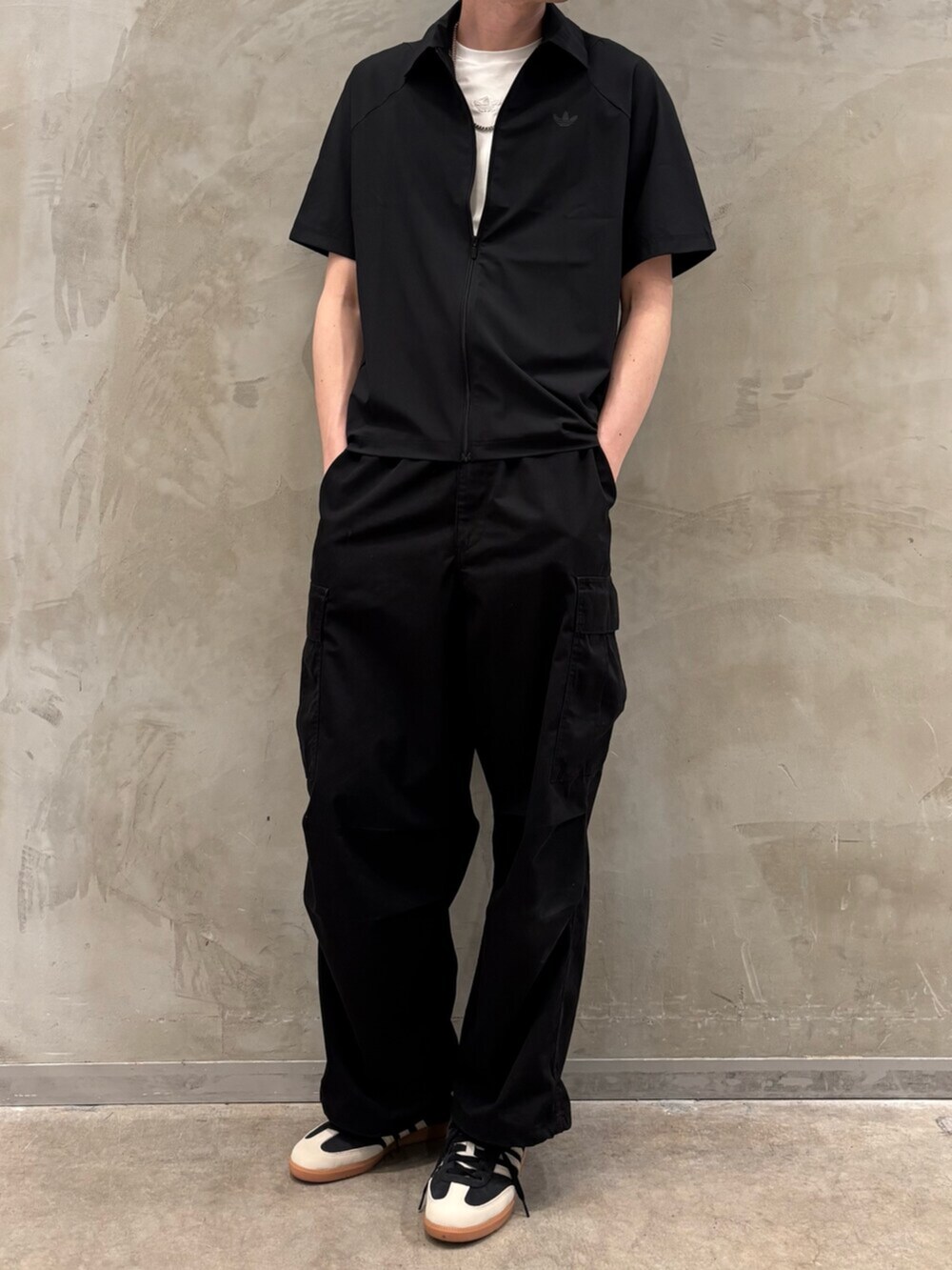 ブラック系のスニーカー、ホワイト系のTシャツ/カットソー、ブラック系のシャツ/ブラウスを着用したメンズの春コーディネートの2枚目の写真