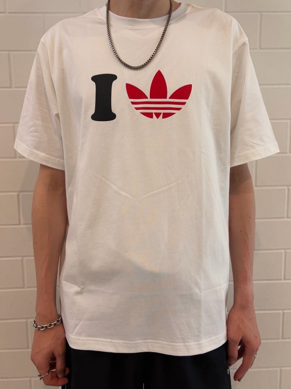 ブラック系のシューズ、ホワイト系のTシャツ/カットソーを着用したメンズの夏コーディネートの3枚目の写真