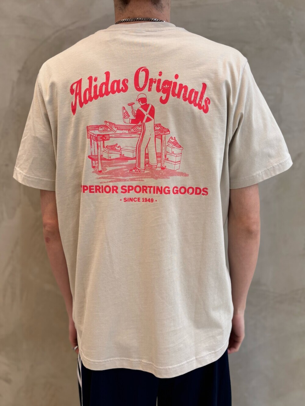 ブルー系のスウェットパンツ、ベージュ系のTシャツ/カットソー、レッド系のスニーカーを着用したメンズの春コーディネートの6枚目の写真