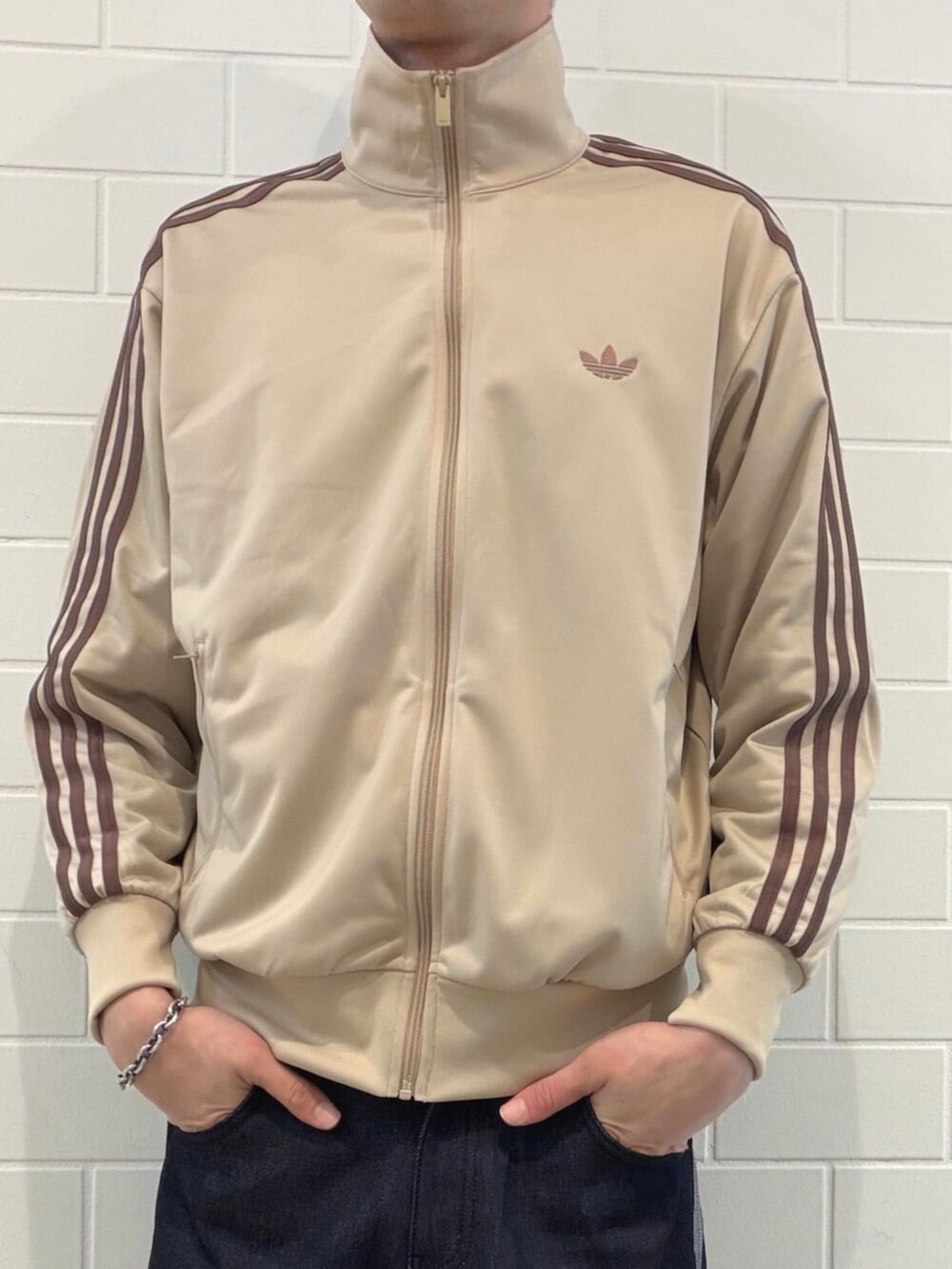 ホワイト系のスニーカー、ブルー系のデニムジャケット、ブルー系のその他パンツを着用したメンズの春コーディネートの4枚目の写真