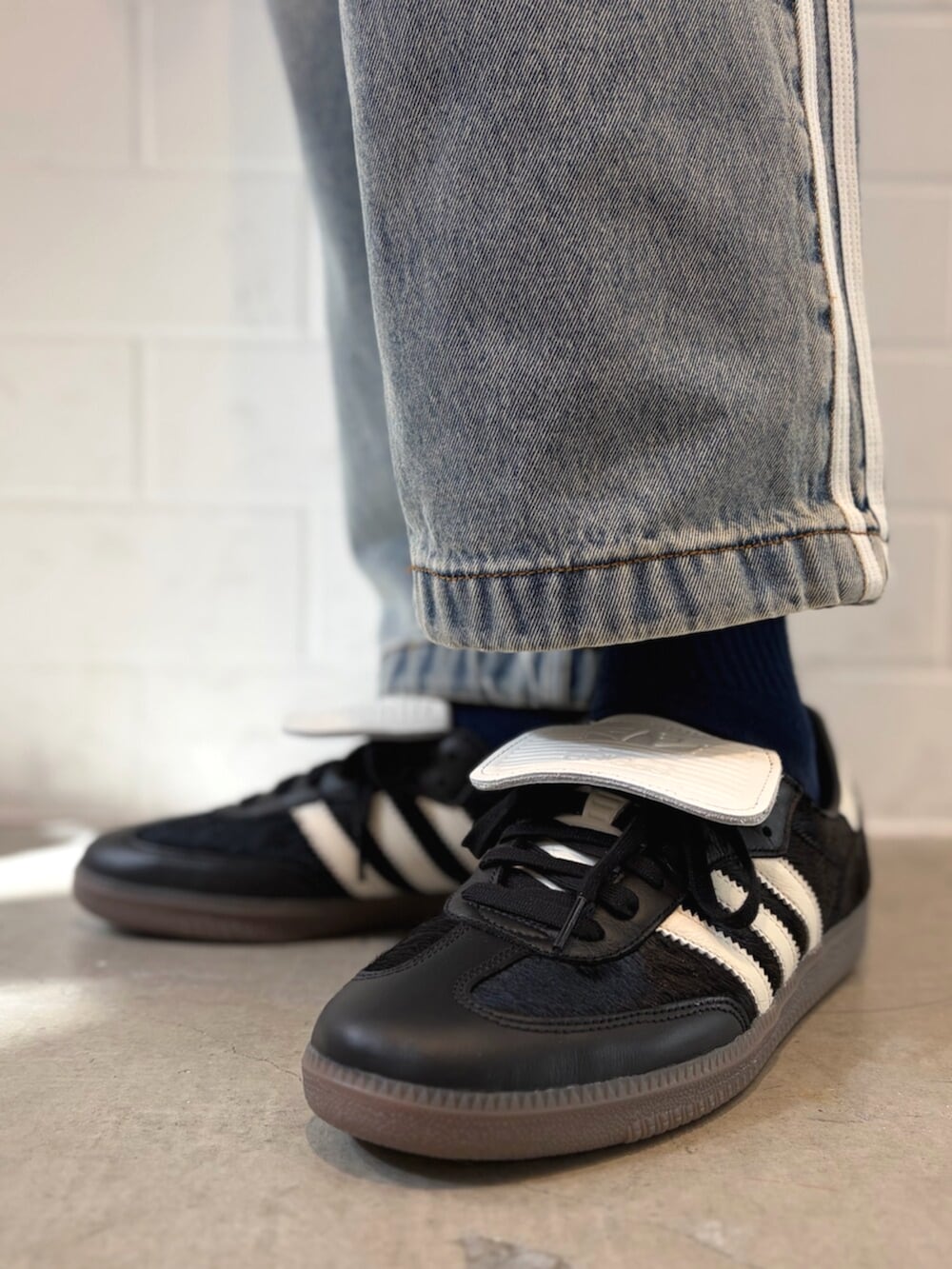 ブラック系のTシャツ/カットソー、ブルー系のデニムジャケット、ブルー系のデニムパンツを着用したメンズの春コーディネートの6枚目の写真