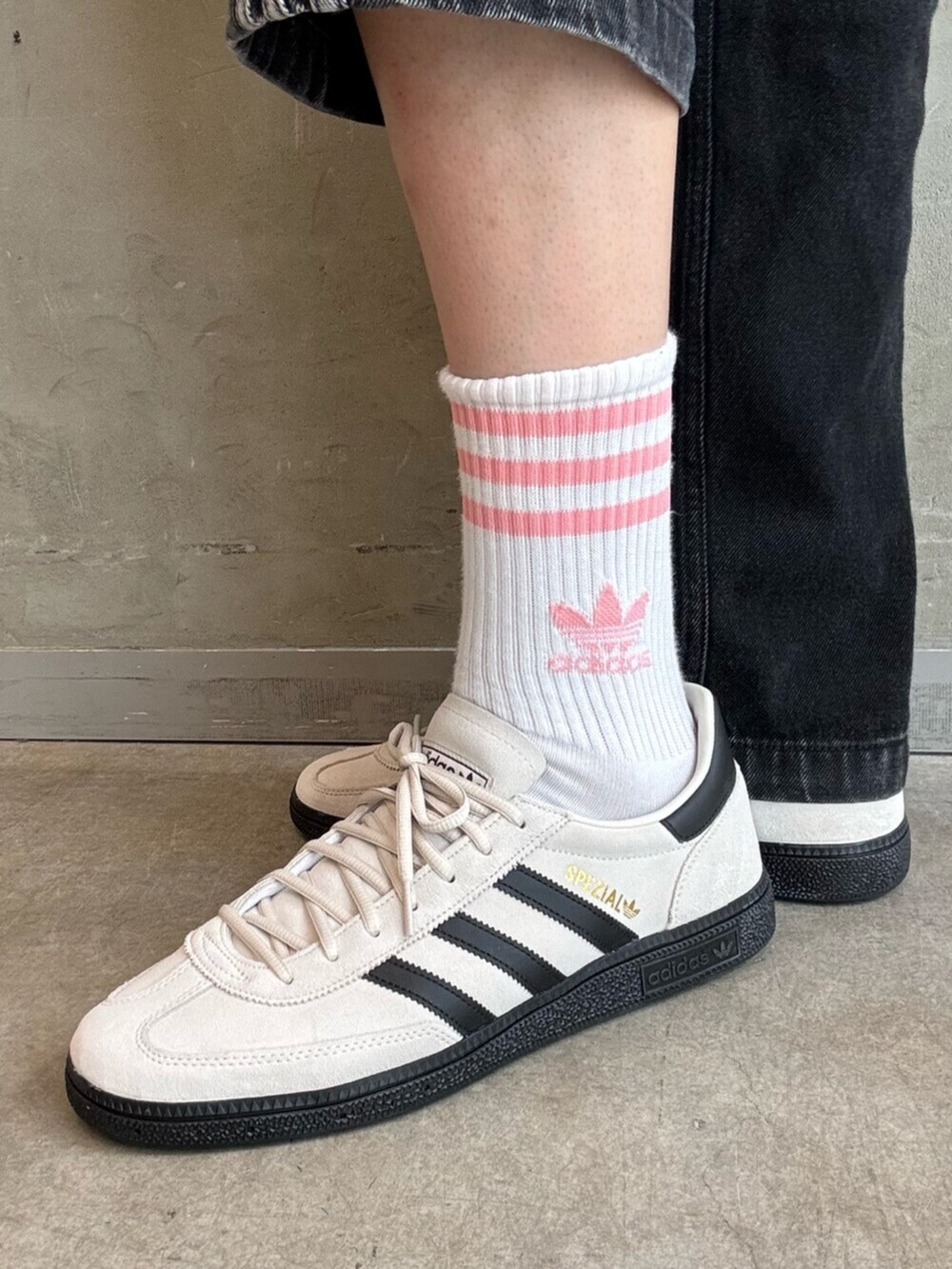 ホワイト系のポロシャツ、ブラック系のTシャツ/カットソー、ホワイト系のスニーカーを着用したメンズの夏コーディネートの6枚目の写真