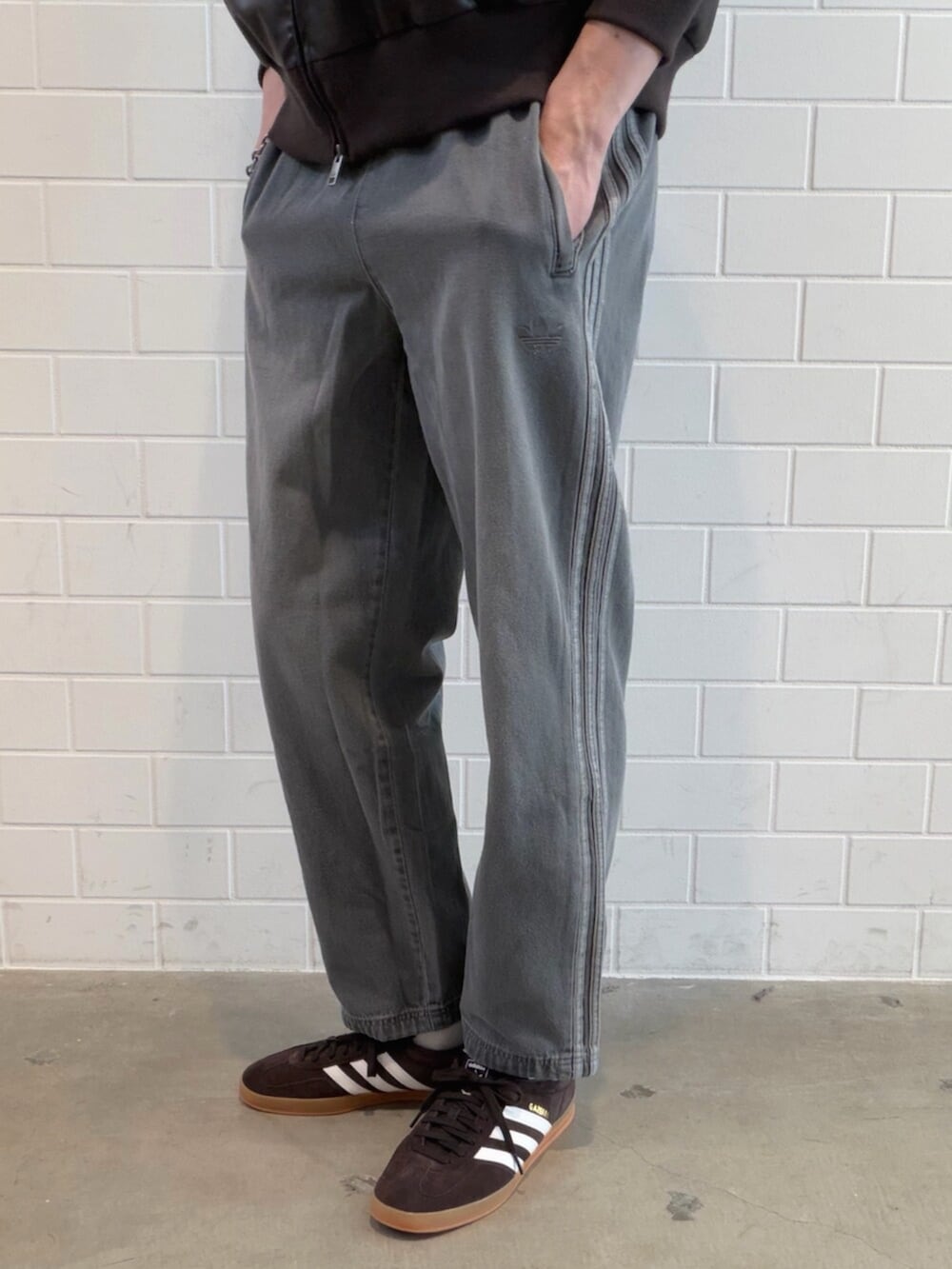 ブルー系のデニムパンツ、ブラウン系のジャージ、ブラウン系のシューズを着用したメンズの冬コーディネートの5枚目の写真