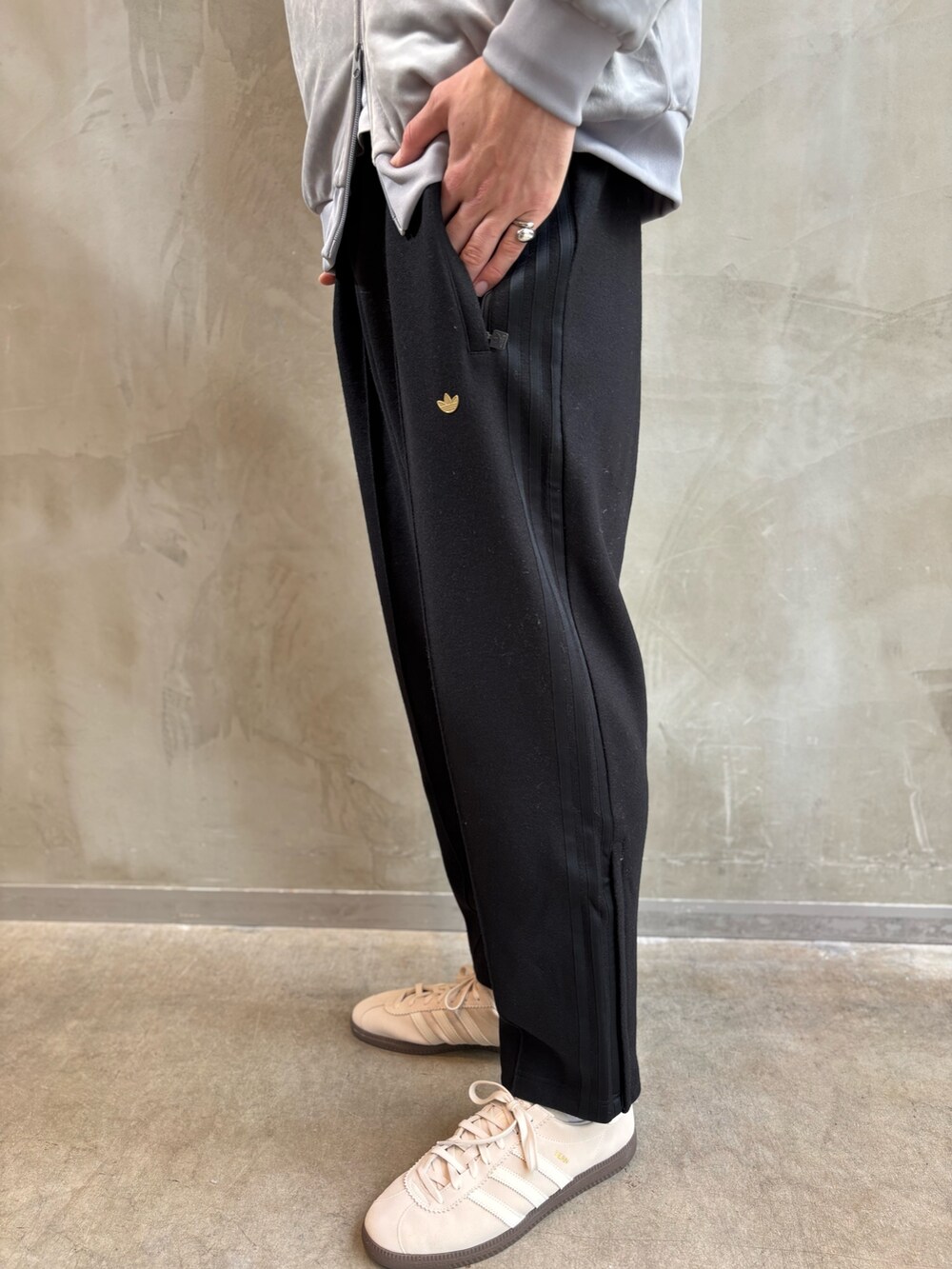 ブラック系のその他パンツ、グレー系のジャージ、ベージュ系のブルゾンを着用したメンズの秋コーディネートの4枚目の写真