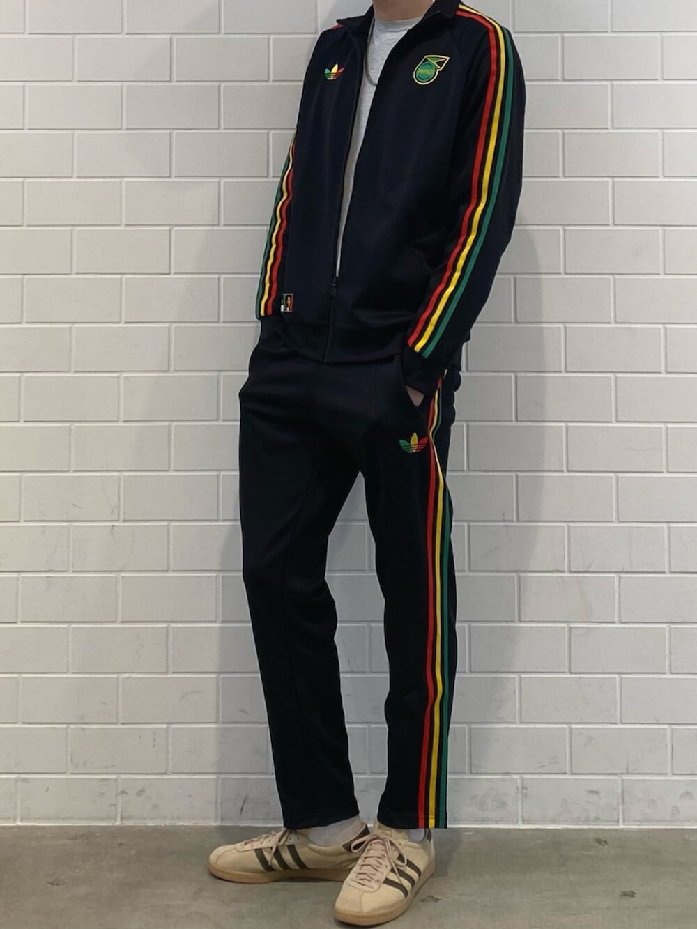 ベージュ系のスニーカー、ブラック系のジャージ、ブラック系のスウェットパンツを着用したメンズの冬コーディネートの2枚目の写真