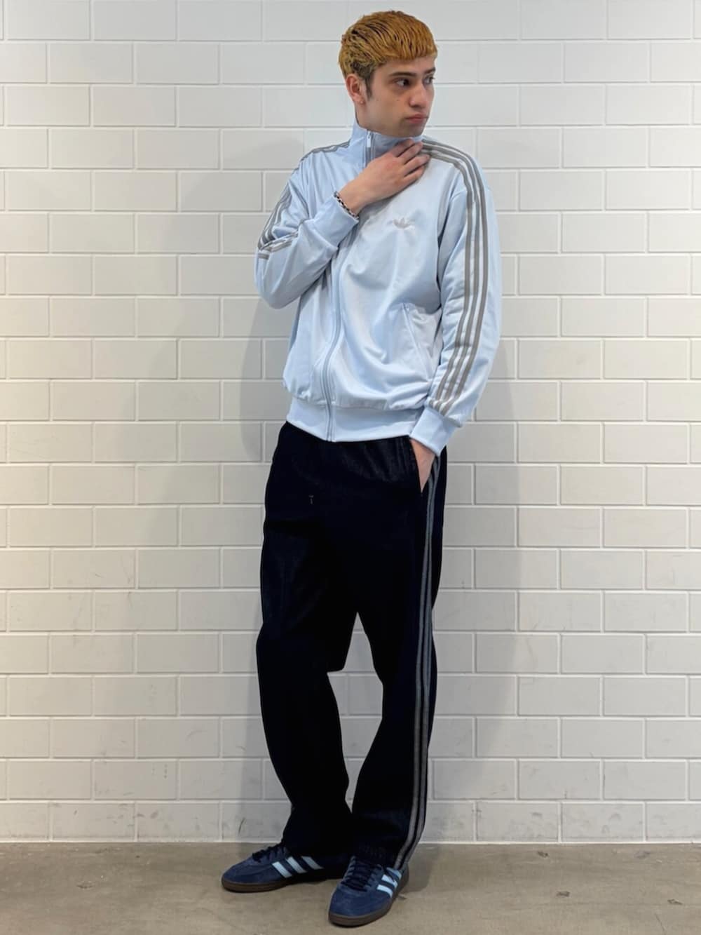 ブルー系のスニーカー、ブルー系のトップスを着用したメンズの春コーディネートの3枚目の写真