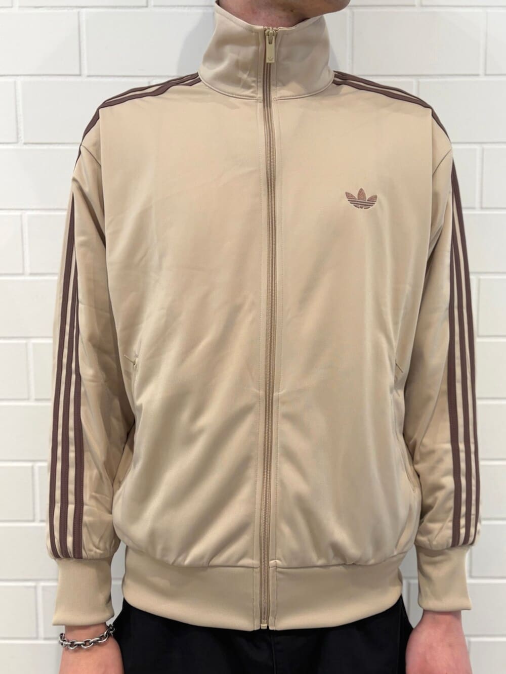 ベージュ系のシューズ、ベージュ系のトップスを着用したメンズの春コーディネートの3枚目の写真